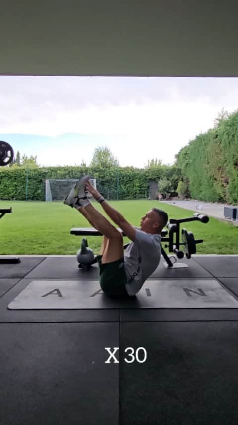 ルイス・ハビエル・ガルシア・サンスのインスタグラム：「MONDAY Theee Chaaaampiooonss !! Is back the Champions League, and we are all (almost all) very excited about it. Starting this Monday morning with a good & energetic abs and core routine, Feel the burn and love it!! Have a great week guys.」