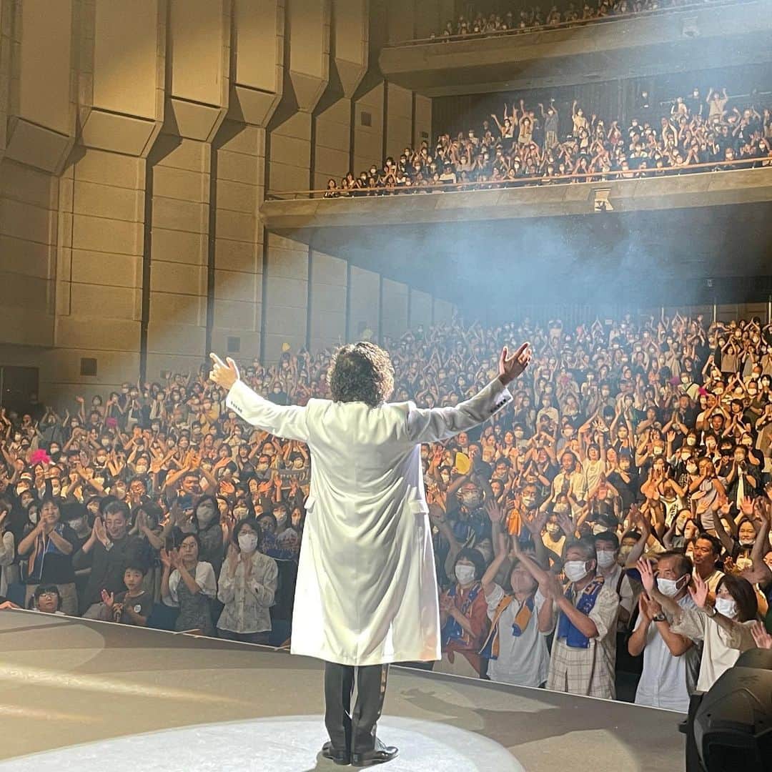 葉加瀬太郎のインスタグラム：「葉加瀬太郎コンサートツアー2023 THE SHOW TIME  4年ぶりの郡山公演にいらして下さった皆さま、満員御礼ありがとうございました。 沢山の声援、限りない拍手👏最高でした！ 楽しかったね！！ お客様が良く笑ってくれるので、僕のグッズ紹介も大変調子良くて、ついついしゃべり過ぎました。笑  郡山出身のTHE SHOW TIMEシスターズは若さが溢れてましたね〜。客席の皆さまも、つい年齢を忘れてタオルぶん回しておられたような🤣  ツアートラックの写真も撮れましたか〜 次は大阪、堺市でお待ちしています。  #葉加瀬太郎 #葉加瀬太郎コンサートツアー2023 #THE SHOW TIME #郡山」