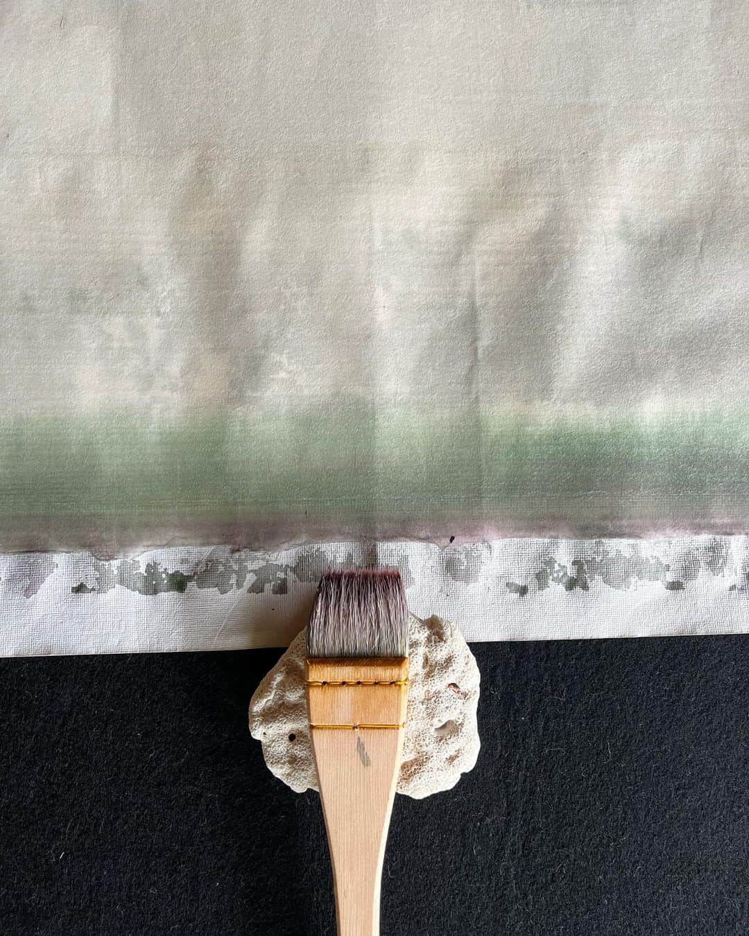 のインスタグラム：「魔法のインク His magical ink dances on washi with mountain breeze through sunset   Ink @torontoinkcompany  Washi Papers @kamiji_kakimoto  #下條庵　#ShimojoAn」