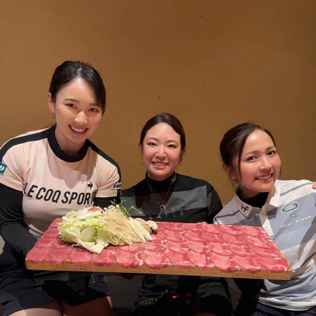 青木瀬令奈のインスタグラム：「. 先週は毎年恒例のタンしゃぶ鷹志さん🥩に お世話になりました🥹🙇 いつもありがとうございます🥹⭐︎ ( @takashi4389 ) . 今年もみんな来てくれてありがとう🥹🫶 また来年⛳️⭐︎ . #タンしゃぶ  #鷹志  . #小祝さくら  @sakura_koiwai_official  #原英莉花  @warriorsmilerika_9  #上野菜々子  @nnk_golf  #大西翔太　 @shota.ohnishi  #塚本岳  @tsukamoto47caddie  #みかちゃん　 #小畑さん」