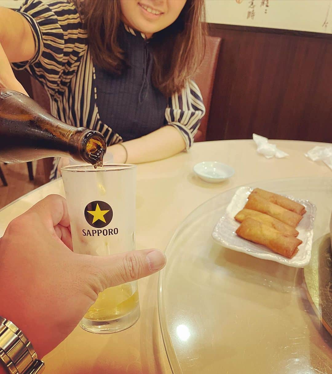 オカノアキラのインスタグラム：「お昼からすみません #昼ビール #人間失格 #敬老の日 #中華料理 #ダメ人間 #娘のついでくれるビール最高」