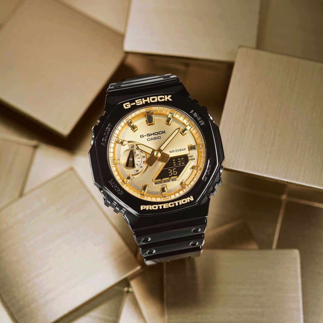 のインスタグラム：「GA-2100  シンプルなブラックオクタゴンに、ゴールドの輝きを。人気のBLACK × GOLDの組み合わせがGA-2100シリーズから新登場しています。  The latest simple black octagon with the sparkle of gold. The popular BLACK × GOLD combination is now available from the GA-2100 series.  GA-2100GB-1AJF  #g_shock #ga2100 #metalic #fashion #watchoftheday #腕時計 #腕時計魂 #腕時計くら部 #今日の腕時計 #腕時計コーデ」