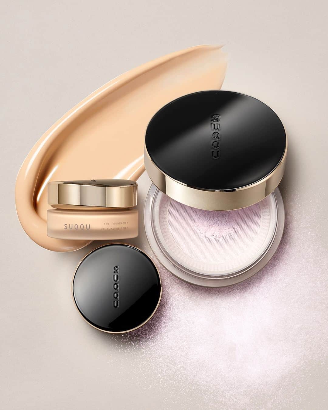 SUQQU公式Instgramアカウントのインスタグラム：「This rich cream is dense and rich yet does not create an overly made-up impression. Over time, its unique properties always leave the skin looking exquisite.  Together with the newly created feather-like finishing powder, a foundation that lays the groundwork for cosmetic beauty has been perfected.  THE FOUNDATION THE LOOSE POWDER  濃密でリッチ、なのに行き過ぎた化粧感は、感じさせない。 こっくりとしたクリームならではの技を生かしながら、移り変わる時とともに、いつでも端正な肌へ。羽衣のようなフィニッシュ パウダーとあわせて、化粧美の礎を築くベースメイクに。  ザ ファンデーション ザ ルース パウダー  #SUQQU #スック #jbeauty #cosmetics #SUQQU20th #SUQQUbasemakeup #ザファンデーション #ザルースパウダー　#basemake #foundation #powder #新商品 #newproducts」