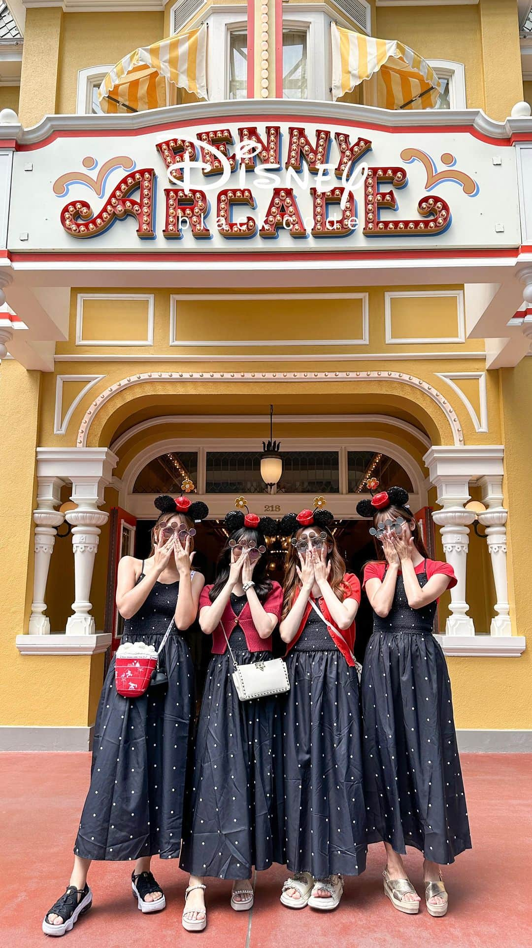 RIEのインスタグラム：「【 Disneyland 】 ⁡ ディズニーでズンズンチャ👋🏼 #4人でディズニー するときは シミラールックが多いけど たまにはお揃いコーデも❤️🖤 ⁡ ⁡ 👉🏼 #rietabi_disney  ⁡ ⁡ ⁡ ⁡ ⁡ ⁡ #ディズニーランド #東京ディズニーランド #ディズニーコーデ #おそろいコーデ #おそろいディズニー #SHEIN購入品 #プチプラコーデ #ミニーカチューシャ #スパンコールカチューシャ #disneyreels #disneyreel #tokyodisneyland #disneystyle #reelsinstagram #trendreel ⁡」