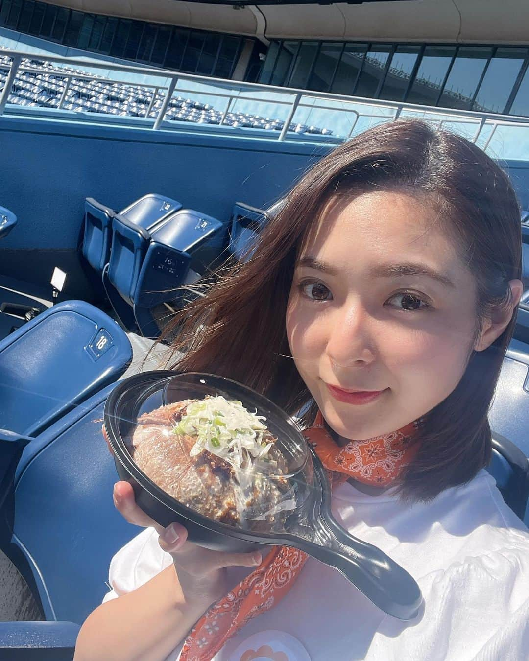 テレビ朝日「グッド！モーニング」さんのインスタグラム写真 - (テレビ朝日「グッド！モーニング」Instagram)「「あら、いーな」の取材で、ZOZOマリンスタジアムへ！ 食べまくりました🤤 ちなみに9品笑 この写真のローストビーフ丼は、美味しくて、お箸が止まりませんでした。  #スタグル#スタジアムグルメ#zozoマリンスタジアム#zozoマリン#グルメ#ローストビーフ丼#お腹いっぱい #テレビ朝日#テレ朝#テレビ朝日アナウンサー#アナウンサー#住田紗里#あらいーな」9月18日 16時55分 - good_morning_ex