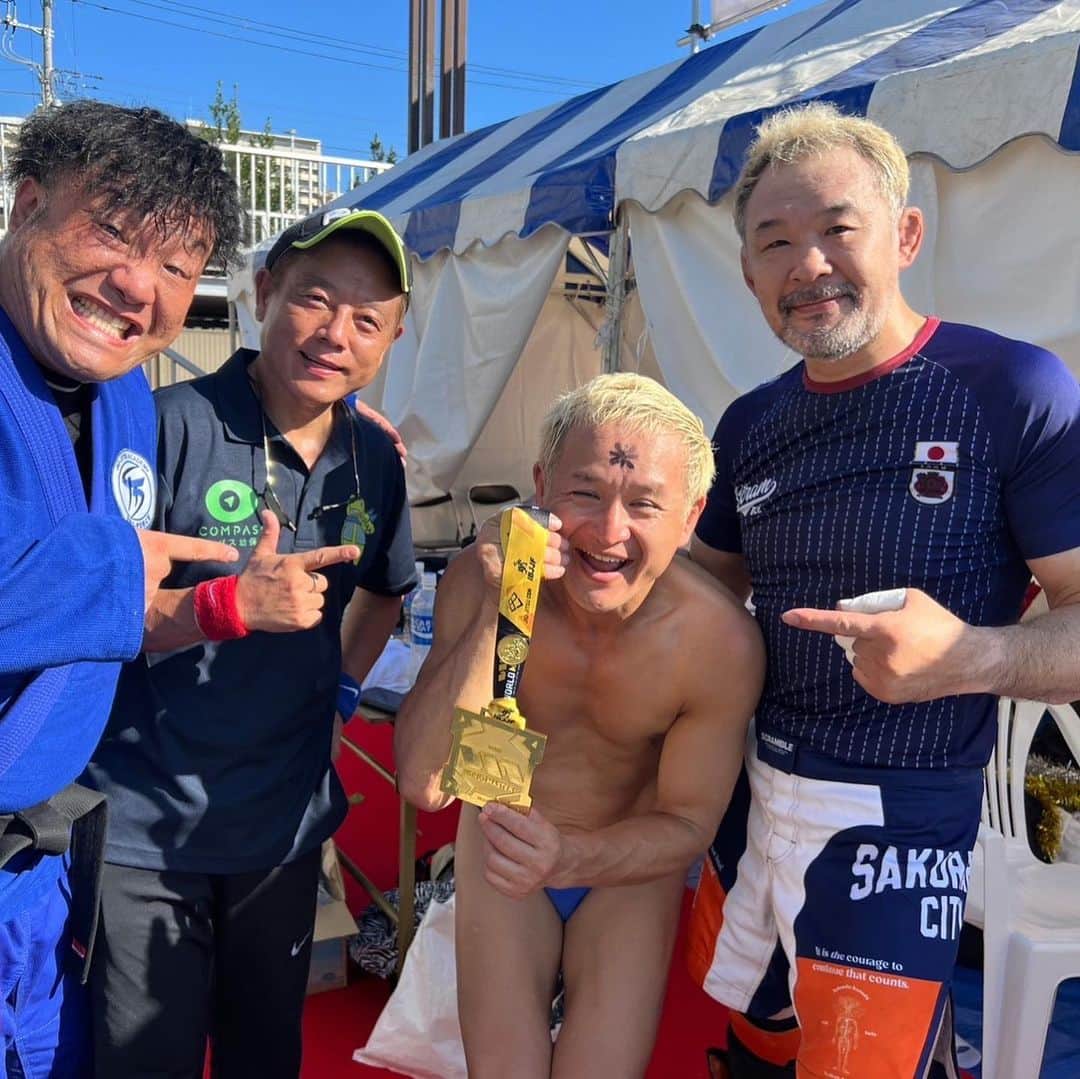 福島善成のインスタグラム：「昨日はふなばしミートフェスタ ＆ボンバイエ御来場ありがとうございました❤︎ 私は護身術講座とプロレスをやってきたよ❤︎ 私の人生を変えたQUINTETエキシビジョンから約2年❤︎ ワーマスで優勝した事を桜庭さんに報告できました❤︎ プロレスは面白いなぁ❤︎❤︎❤︎ また桜庭さんにやられました❤︎  画像はレフリーの島田裕二さん、オールラウンダー新明さんと❤︎  #ふなばしミートフェスタ  #ふなばしボンバイエ  #桜庭和志　選手」