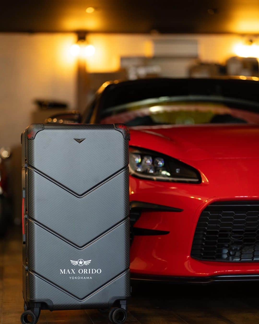 織戸学のインスタグラム：「本物の drycarbon めちゃくちゃカッコ良い　 そして強い  Genuine dry carbon, suitcase. Stores all helmets etc.  @alpharexusa   @130ryokohama  @maaya_orido_559     #maxorido」