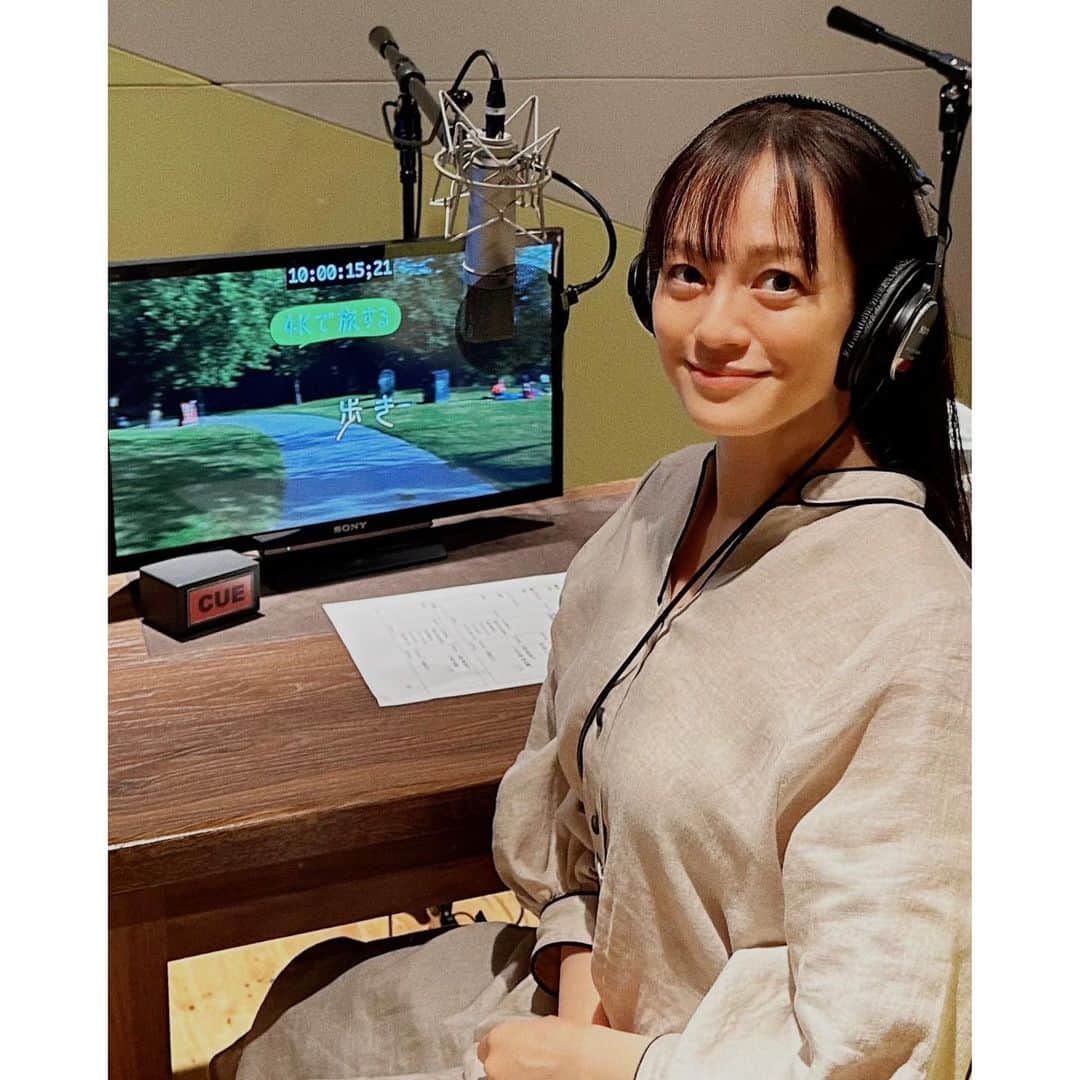 牧瀬里穂のインスタグラム：「明日19日火曜日 夜19時30分〜21時 NHK「世界ふれあい街歩き」 〜北欧・夏の幸せ コペンハーゲン&ストックホルム〜の ナレーションをさせていただきました 大好きな番組で ナレーションをさせていただくのも大好きで でもこの3年くらい 呼んでいただくことがなくて 寂しいなぁと思っていて、、、 それでつい録音スタジオに入って スタッフさんにお会いしたら 「もう呼んでいただけないかと思って落ち込んでたんです」と言ったら 「コロナでロケに行けなかったんですよ〜」と 「あ！確かにそうですよね〜！」と 再会した喜びで始まった収録でした  ナレーションは難しいけれど (写真 3時間も喋り続けた後の顔 本当に疲れている🤣 ) 映像を見ながら収録していると 自分が本当に旅をしている感じになって 一度は行ってみたいと思っていた 北欧の夏を満喫しました！ 原稿が最後のページになり あのテーマソングが流れると 収録しながらでも しんみりというか 夕暮れの街並みの美しさや 旅先での楽しかった出来事を思い出し 本当に旅していないのに じーんとなっちゃうのです  今年の夏は異常な暑さ そして今はもう9月の後半なのに残暑が厳しいので 北欧の爽やかな夏をぜひ 楽しんでいただきたいです ご覧ください😊」