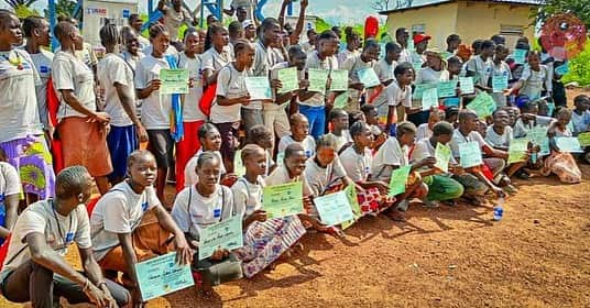 ルオル・デンさんのインスタグラム写真 - (ルオル・デンInstagram)「LDF completed 5 days of training for youth ages 15-18 under the USAID- Youth Empowerment Activity. The payams of Kangi and Udici had 100 participants receive certificates of participation. Each day, the youth learned about basic electricity, mental health awareness, mentorship, literacy & numeracy, and relationship/trauma healing.   The next payams that LDF will visit are Wau Baai and Marial Baai!  #Southsudan #luoldengfoundation #usaid #usaidsouthsudan #usembassy #SSYCA #youthempowermentactivity」9月18日 17時03分 - luoldeng9