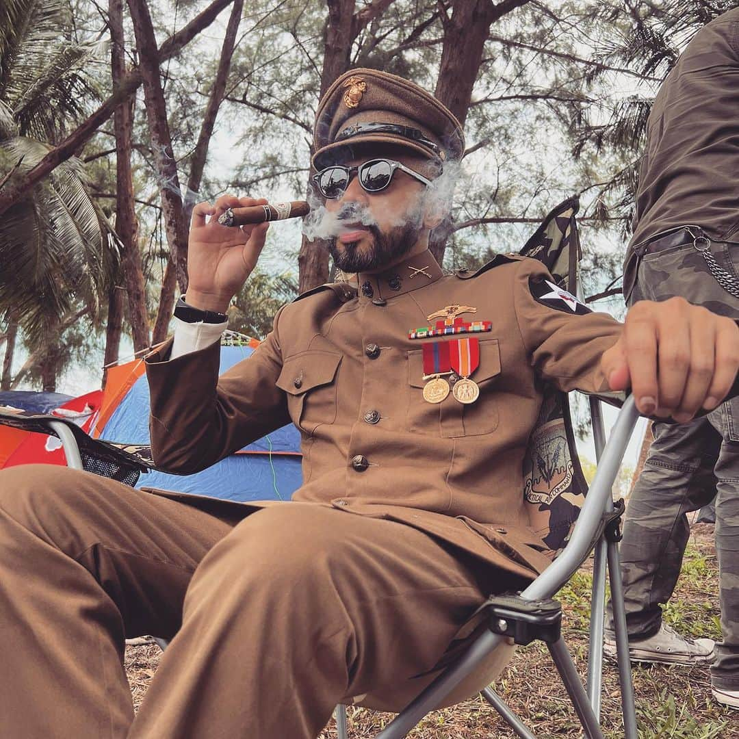 Wak Doyokさんのインスタグラム写真 - (Wak DoyokInstagram)「Relax chill and smoke cigar. War is over 🫡 #TakPanaske #AkuYangPakaikoYangPanas #KodahKenapa #WegWak #WakDoyok #LegasiWakDoyok #WDLifeStyle #WakDoyokFC #BeardedGentlemen #Sedagher #MensWear #Fashion #MensFashionReview #StreetFashion #Dapper #Ootd #MensFashionPost #TheMenClub #MenWithClass #Details #Sartorialist #Pittiuomo #Class #British #Usa」9月18日 17時03分 - wakdoyok