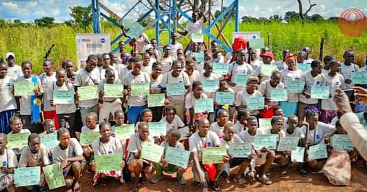 ルオル・デンのインスタグラム：「LDF completed 5 days of training for youth ages 15-18 under the USAID- Youth Empowerment Activity. The payams of Kangi and Udici had 100 participants receive certificates of participation. Each day, the youth learned about basic electricity, mental health awareness, mentorship, literacy & numeracy, and relationship/trauma healing.   The next payams that LDF will visit are Wau Baai and Marial Baai!  #Southsudan #luoldengfoundation #usaid #usaidsouthsudan #usembassy #SSYCA #youthempowermentactivity」