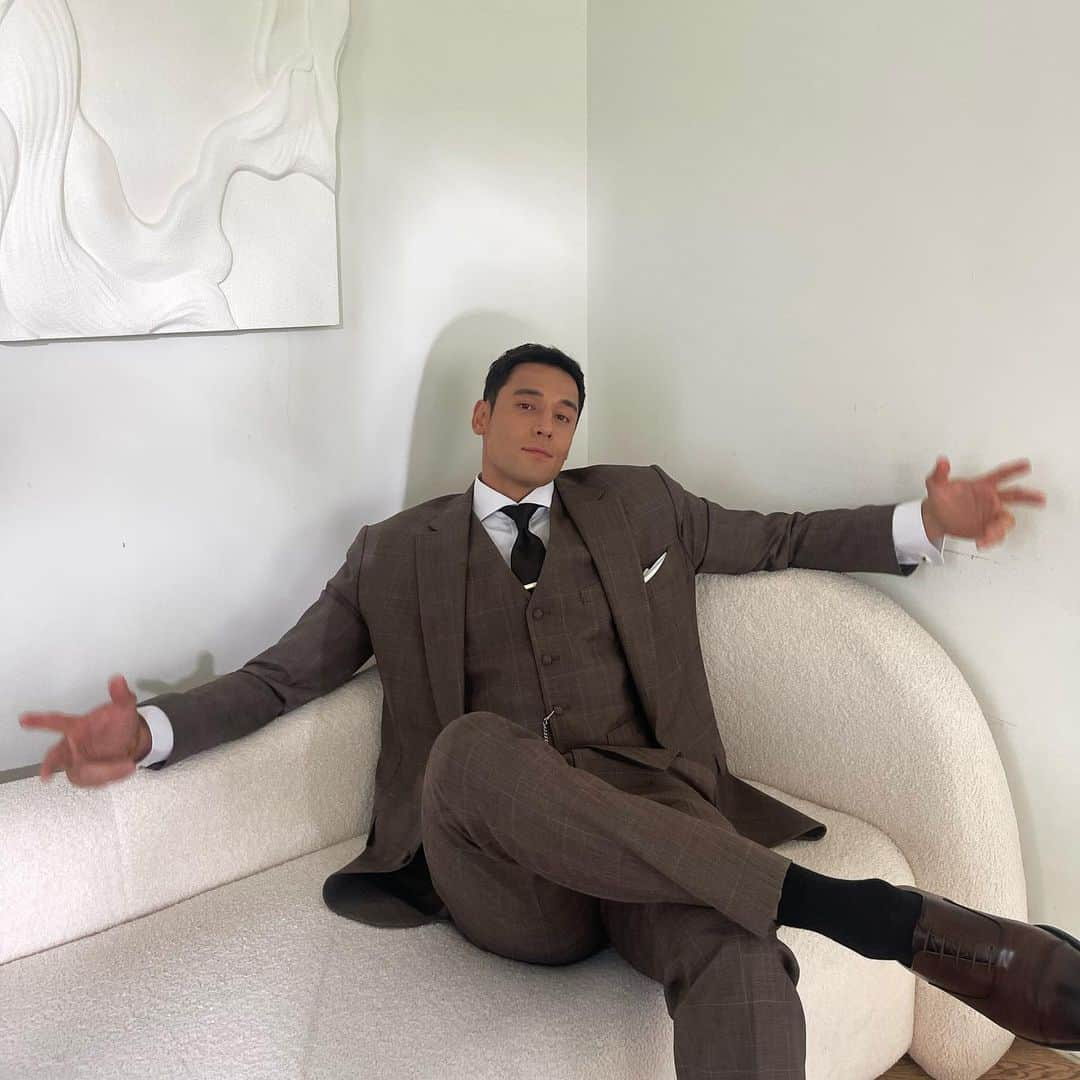 ジュリアン・カンさんのインスタグラム写真 - (ジュリアン・カンInstagram)「3 piece and a soda.  화보촬영중 ㅋㅋ #brownsuit #threepiecesuit」9月18日 17時03分 - julienkang