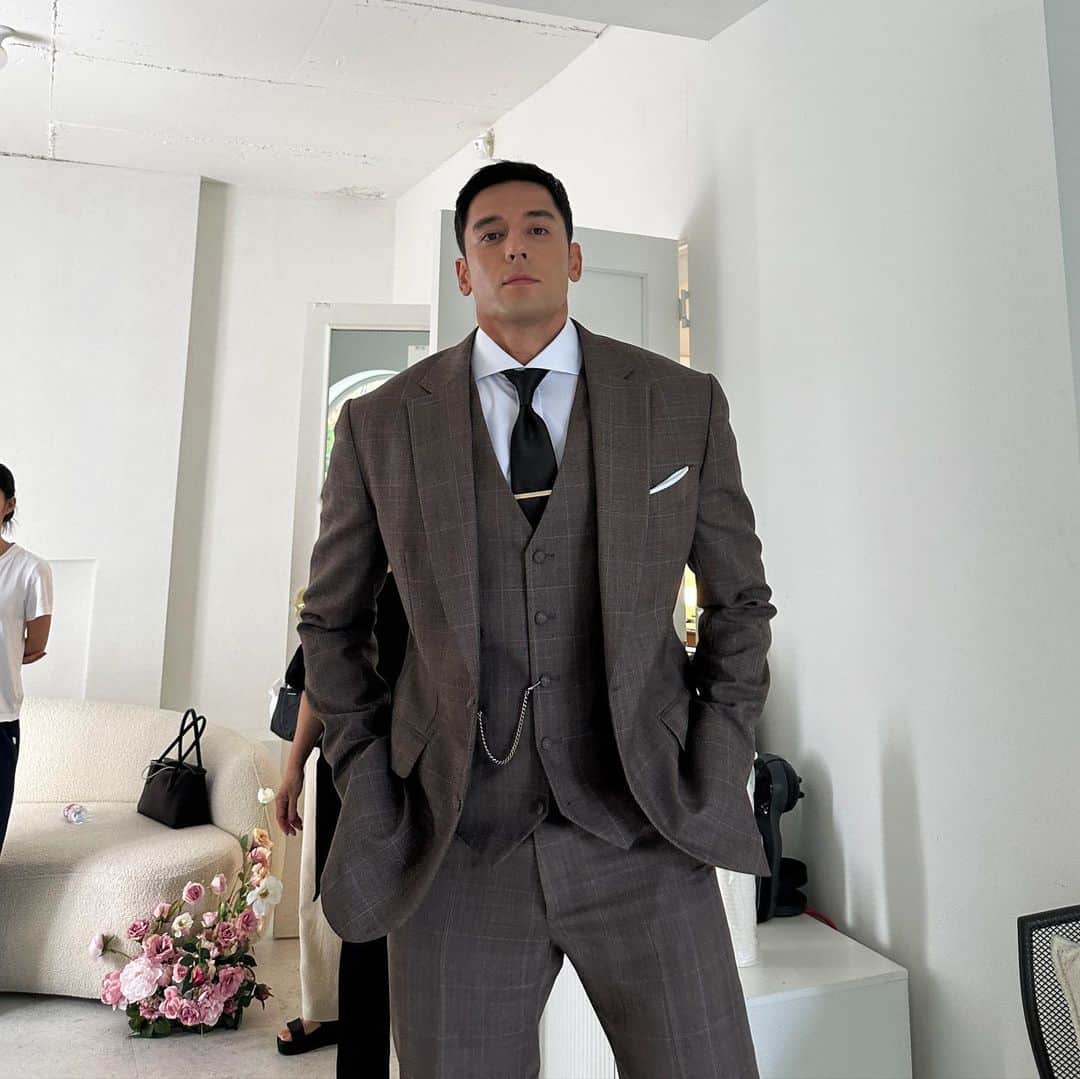 ジュリアン・カンのインスタグラム：「3 piece and a soda.  화보촬영중 ㅋㅋ #brownsuit #threepiecesuit」