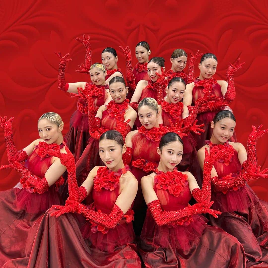 Ruuのインスタグラム：「本日は朝からラヴィットにて🐰 FABULOUS SISTERS出演させて頂きました！🌹  8時台に3分フルパワーパフォーマンス💃💃💃 スタジオに呼んで頂き感謝でした✨  NEW衣装いかがですか？🥀🌹  素敵な仲間たちと最高の時間をありがとうございました❤️ @fabuloussisters.japan  来年まで楽しみなことがいっぱいだ❤️❤️❤️」