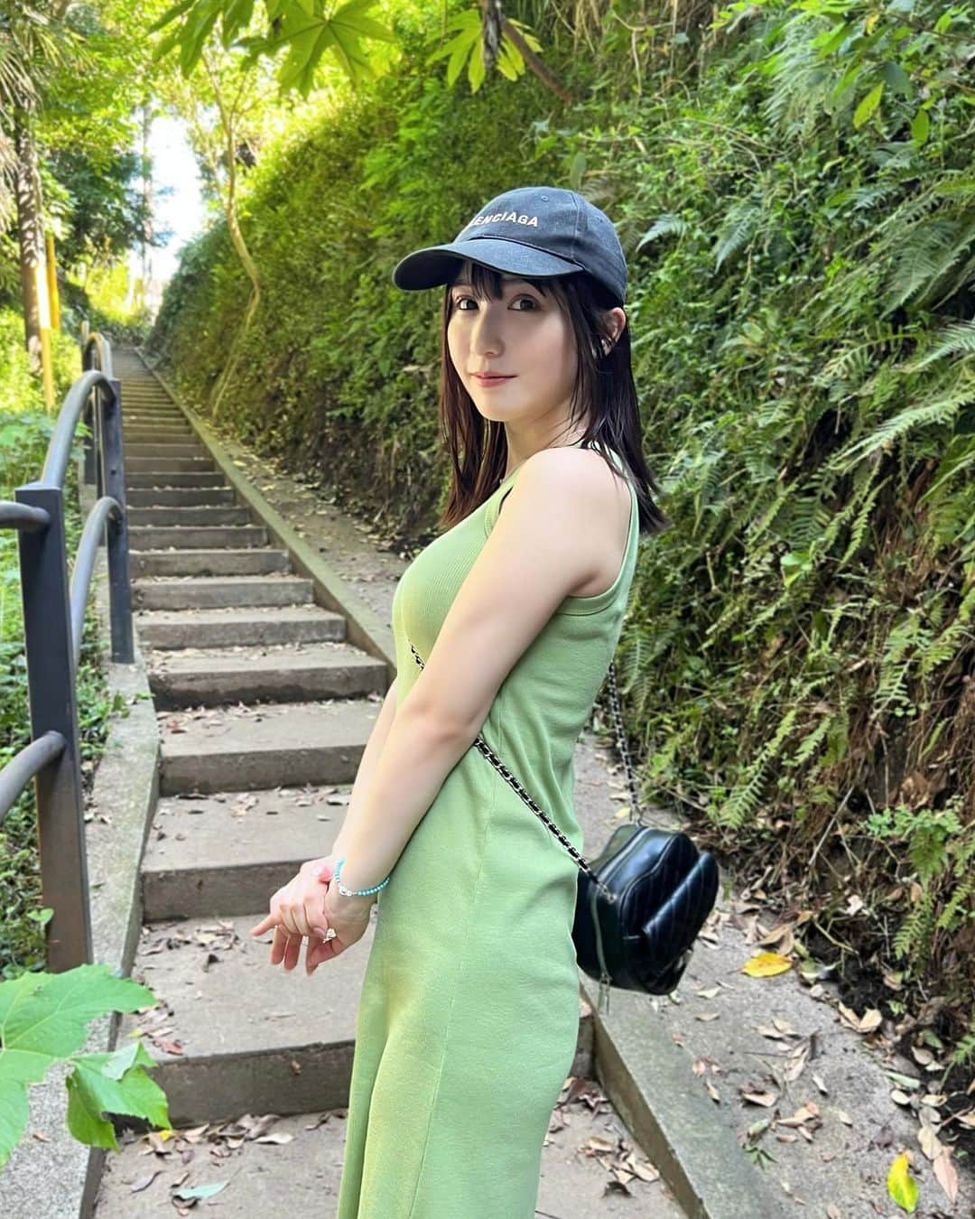 伊藤愛真のインスタグラム：「足パンパン🥹🎈 . たくさん歩く日なのに 重たい靴で歩いちゃった！ . . 昨日は舞台スターライドオーダー 観にきてくださった方、ありがとうございました！！ 今日からポコチャ再会！ 2日ぶりだからたのしみ🥰」