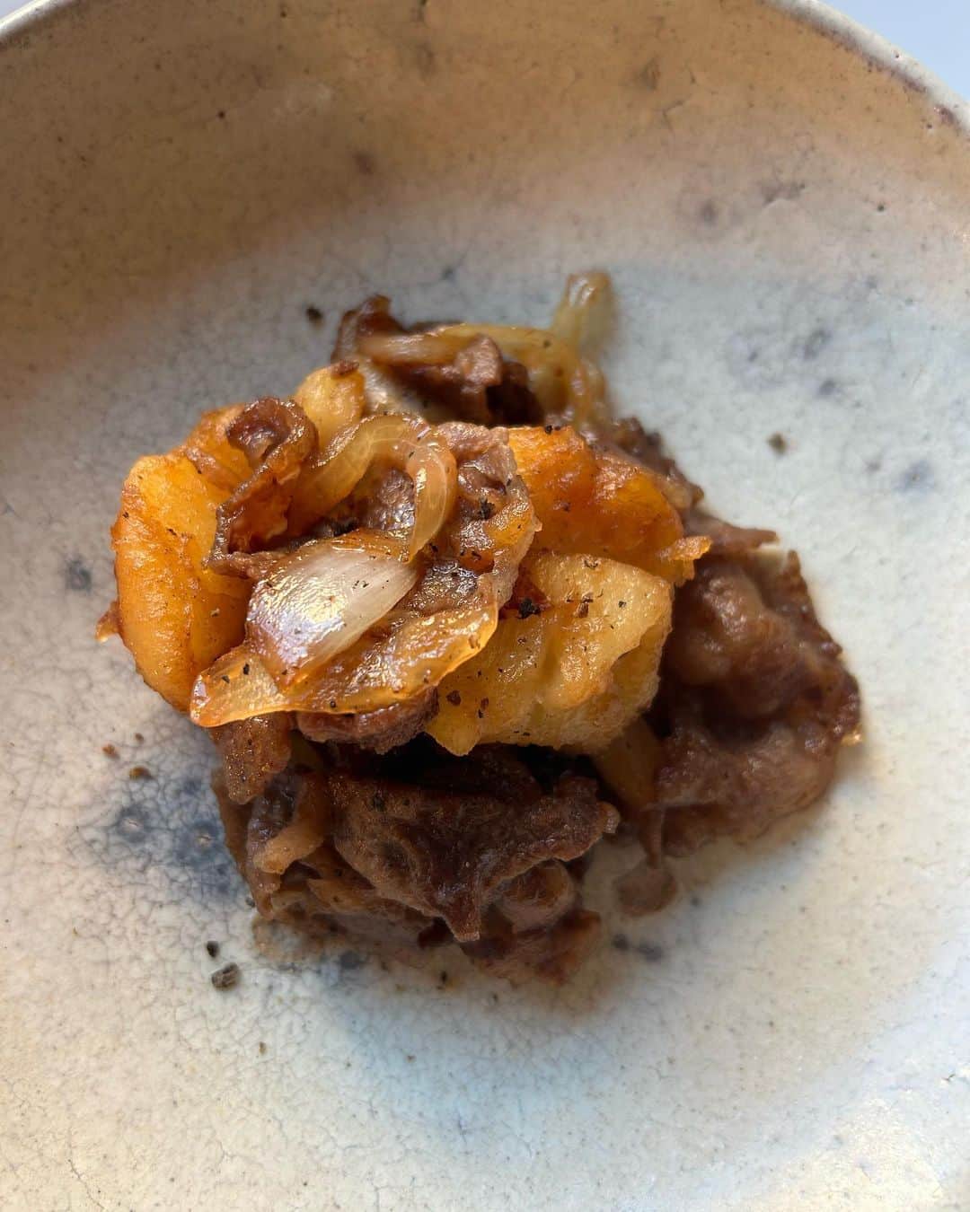 くらしのきほんのインスタグラム：「今日の自炊夕ご飯。肉じゃが、しらすとルッコラのサラダ、梅肉冷奴。#松浦弥太郎」