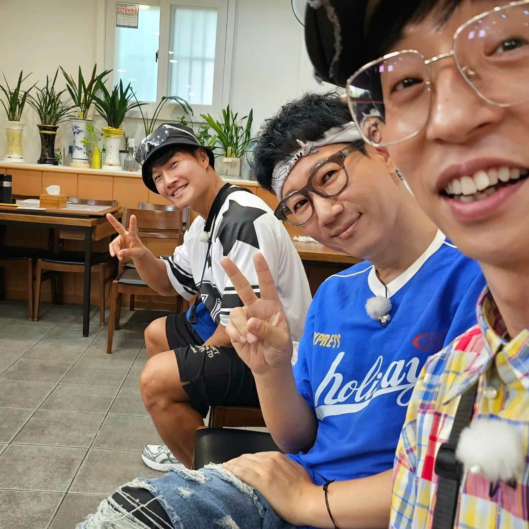 チ・ソクジンのインスタグラム：「촬영중 대기실. 휴식중에 #재석이가찍음」