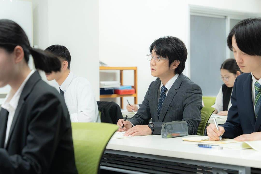 のインスタグラム：「#初恋ざらり 🌸🤍  最終回✩.*˚  岡村(#風間俊介)は事業所を異動となり 慣れないスーツに身を包み 営業マンとして働いていた  岡村は有紗(#小野花梨)への 気持ちを抱えて日々を過ごしていて…  9月22日(金) 深夜24時12分放送️🫧  TVerで第11話無料見逃し配信中°･🐠」