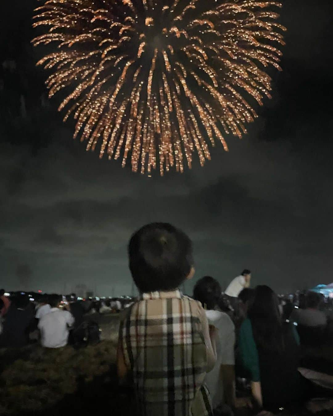 平尾貴代さんのインスタグラム写真 - (平尾貴代Instagram)「きっと今年ラスト花火🎇 大雨降ってきたけどクライマックス見れてよかった🥺🤍 めちゃくちゃ綺麗でここの花火大会が終わると夏の終わりって感じして悲しい😢 • tops: @flex_japan  flexさんのリブTが着心地よすぎて愛用してる🤭 めちゃくちゃ伸縮性あるから楽！！ おすすめです✅  #愛知 #名古屋 #東三河  #田原花火大会 #花火大会   #男の子ママ #ママコーデ」9月18日 17時16分 - yotsu_nuts