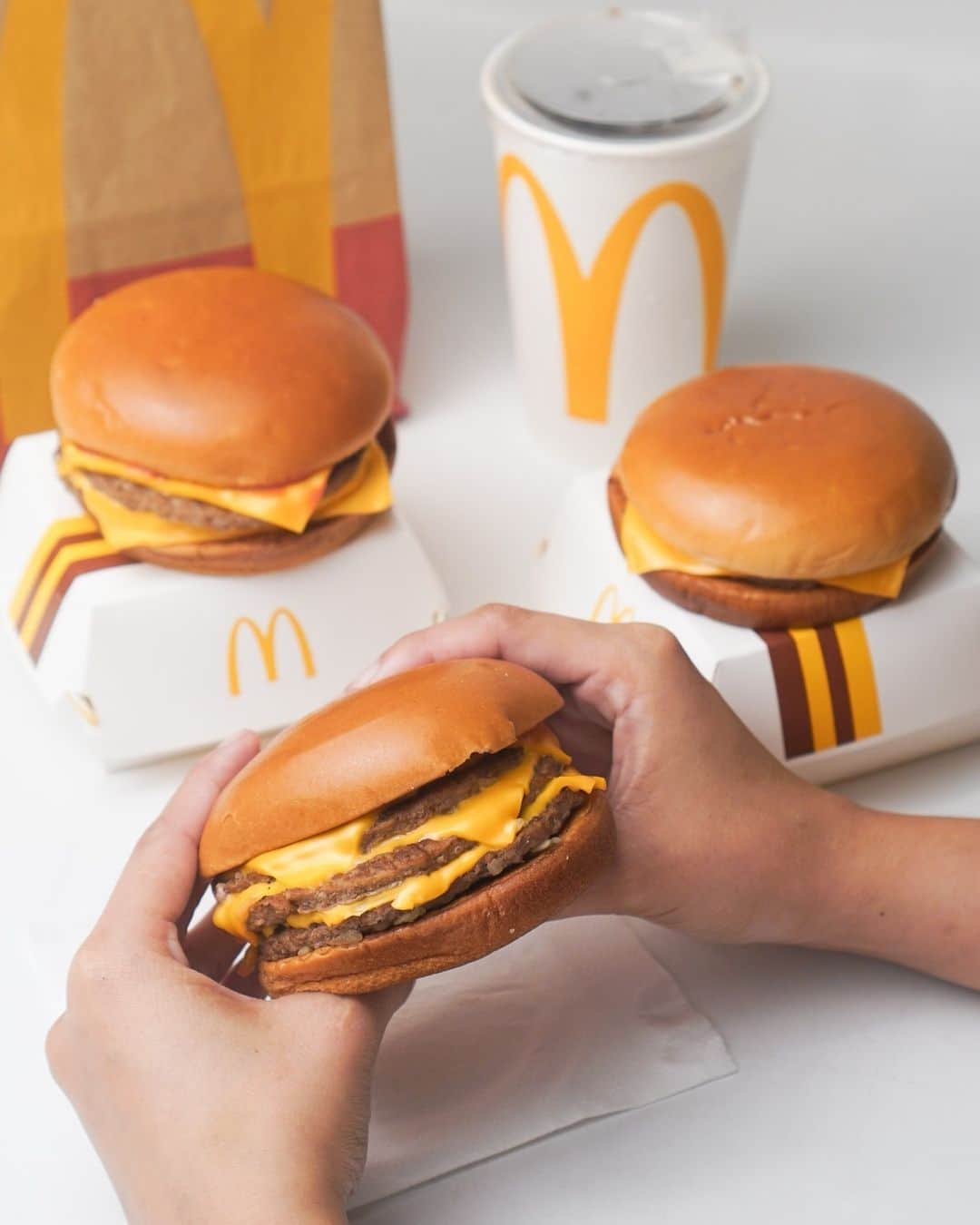 McDonald's Philippinesのインスタグラム：「i only like mondays when it’s  ✨ national cheeseburger day ✨   📸: @hungryherl」