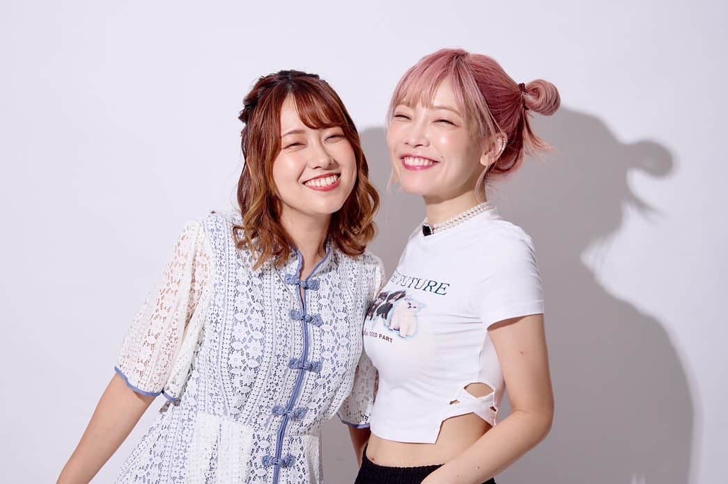 のインスタグラム：「歯並びが似てるねえ😍❤️‍🔥  さて、本題です！！！ 急遽ライブが決まりました！！！  ピンチな時に頼ってくれたゆーやんの気持ちにも全力で応えたいし、もし来れる方いたら聞きに来てください……！！！来週、9月26日です> <  https://tiget.net/events/263976  出会って10年くらい経ちますが初めて一緒のステージに立ちます！！！  エルフリーデの曲をいま急ピッチで覚えているところです！！！MIKURUちゃんの体調の無事を祈りながら一生懸命歌いますッ！！！」