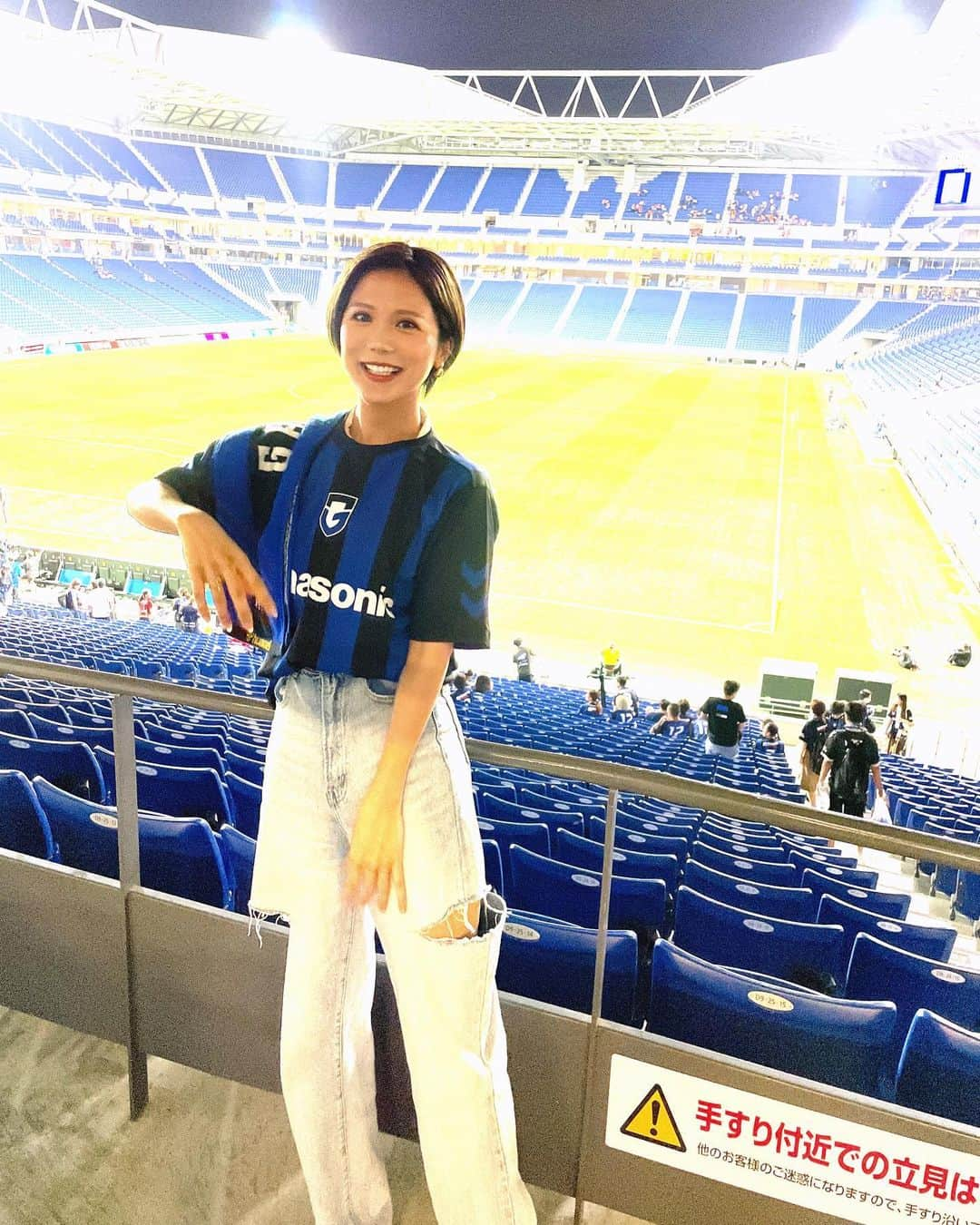 海江田麻貴さんのインスタグラム写真 - (海江田麻貴Instagram)「ㅤㅤㅤㅤㅤ  ㅤㅤㅤㅤㅤ 初スタジアム観戦⚽️最っっっっ高でした！！！！！💙 ㅤㅤㅤㅤㅤ ㅤㅤㅤㅤㅤ ㅤㅤㅤㅤㅤいつもDAZNで観ていた何っ倍も興奮したし、 待ち望んだゴールの瞬間は本当に感動してうるっときました🥹 サポーターの方々の応援も迫力満点で鳥肌が立って、 やっぱり生で観るのがいちばんだなぁと思いました🤭 登場人物全員めちゃくちゃ格好良かったです🤦🏼‍♀️ ㅤㅤㅤㅤㅤ ㅤㅤㅤㅤㅤ また、やっとスタジアムで生で聞けた仙石さんの声も、 ラジオの時とまた雰囲気が違ってめちゃくちゃ格好良くて 憧れが増しました🤫(シー)  ㅤㅤㅤㅤㅤ 沢山試合を観に行ってもっと色んな角度から試合が解るようになりたいなと思ったし、色んなスタジアムに行ってみたいなと思いました❤️‍🔥 今回は上の席から観て展開が分かりやすいのが面白かったし、 次は近くで観てみたいな〜✨  ㅤㅤㅤㅤㅤ  ㅤㅤㅤㅤㅤ  ㅤㅤㅤㅤㅤ  ㅤㅤㅤㅤㅤ  ㅤㅤㅤㅤㅤ#パナソニックスタジアム吹田 #gambaosaka #サッカー観戦 #スポーツ観戦 #japanesegirl #日本女孩」9月18日 17時22分 - _makiii0924_