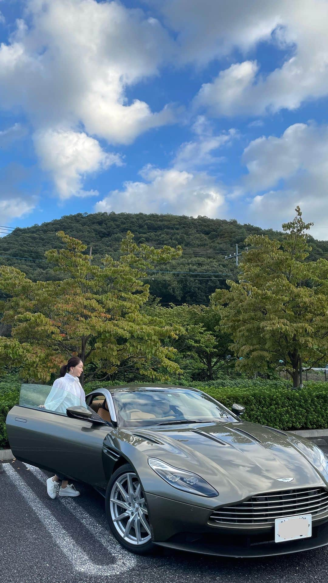 坂村かおるのインスタグラム：「今日は、愛車でドライブ💕 ・ 途中で 建築家隈研吾（くまけんご）さんが設計デザインしたスイーツ＆カフェレストラン「ＡＯＹＡ　ＣＡＭＰＡＧＮＥ（アオヤカンパーニュ）」に寄り、カフェレストランや世界初のあんこバーがお勧めらしいけど売り切れ💦 ・ 赤皮むきあんソフトクリームを頂きました😊 ・ ・ 待ち遠しい秋を探して‥ ・ ・ いつも「いいね！」を頂きありがとうございます！ 皆さんのコメントに元気を貰っています😊  #クィーンオブ美魔女 #team美魔女 #美ST #坂村かおる #トータルビューティーアドバイザー #美しく老いる #バランス #美容 #コスメ #ファッション #今日のコーデ #トータルバランス #お洒落な人と繋がりたい #コスメ好きな人と繋がりたい #美意識高い人と繋がりたい #美魔女 #美魔女が変わる #アップデートしてる人と繋がりたい #自分らしくアップデート #アストンマーチンdb11」