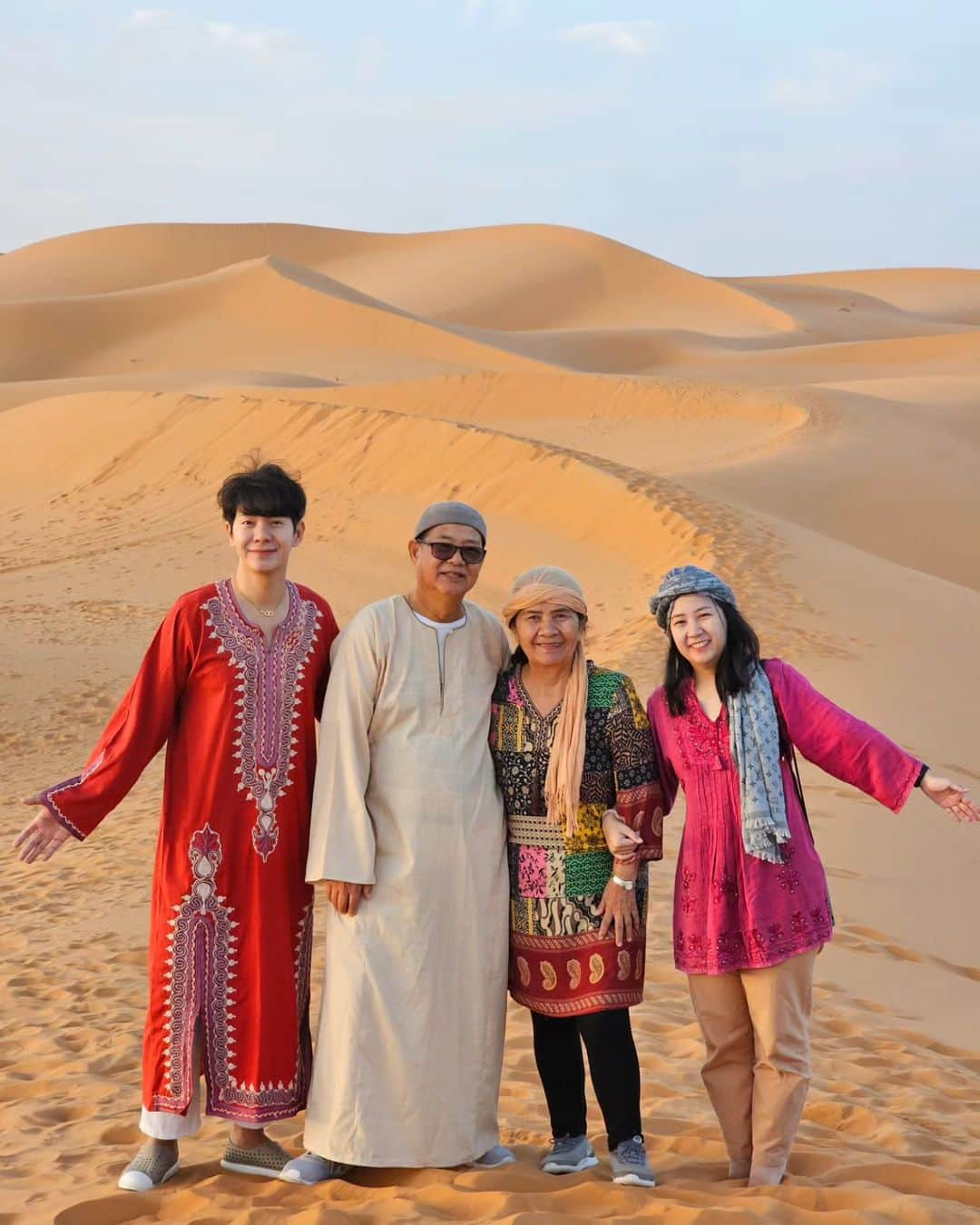 アイス・サランユーさんのインスタグラム写真 - (アイス・サランユーInstagram)「Morning Vibes 🌞 At Sahara Desert ,Morocco🐪 พี่อูฐ🐪ตัวที่ขี่ เดินไปขรี่แตกไป ฉี่รั่วไปตลอดทาง เราบอก Lpcal guide ว่าเปลี่ยนตัวไหม เรากลัวเขารับน้ำหนักเราไม่ไหว ไกด์บอก อูฐ🐪เขาแข็งแรงมาก 100 โล ก็ไหว เขากินเยอะ ขรี้แตกเป็นปกติ !เอาก็เอาหว่ะ! 😅ขอโทษนะพี่อูฐ🐪  #sahara #saharadesert  #morocco #icesarunyu  #icesarunyuinmorocco #icesarunyuaroundtheworld」9月18日 17時24分 - icesarunyu