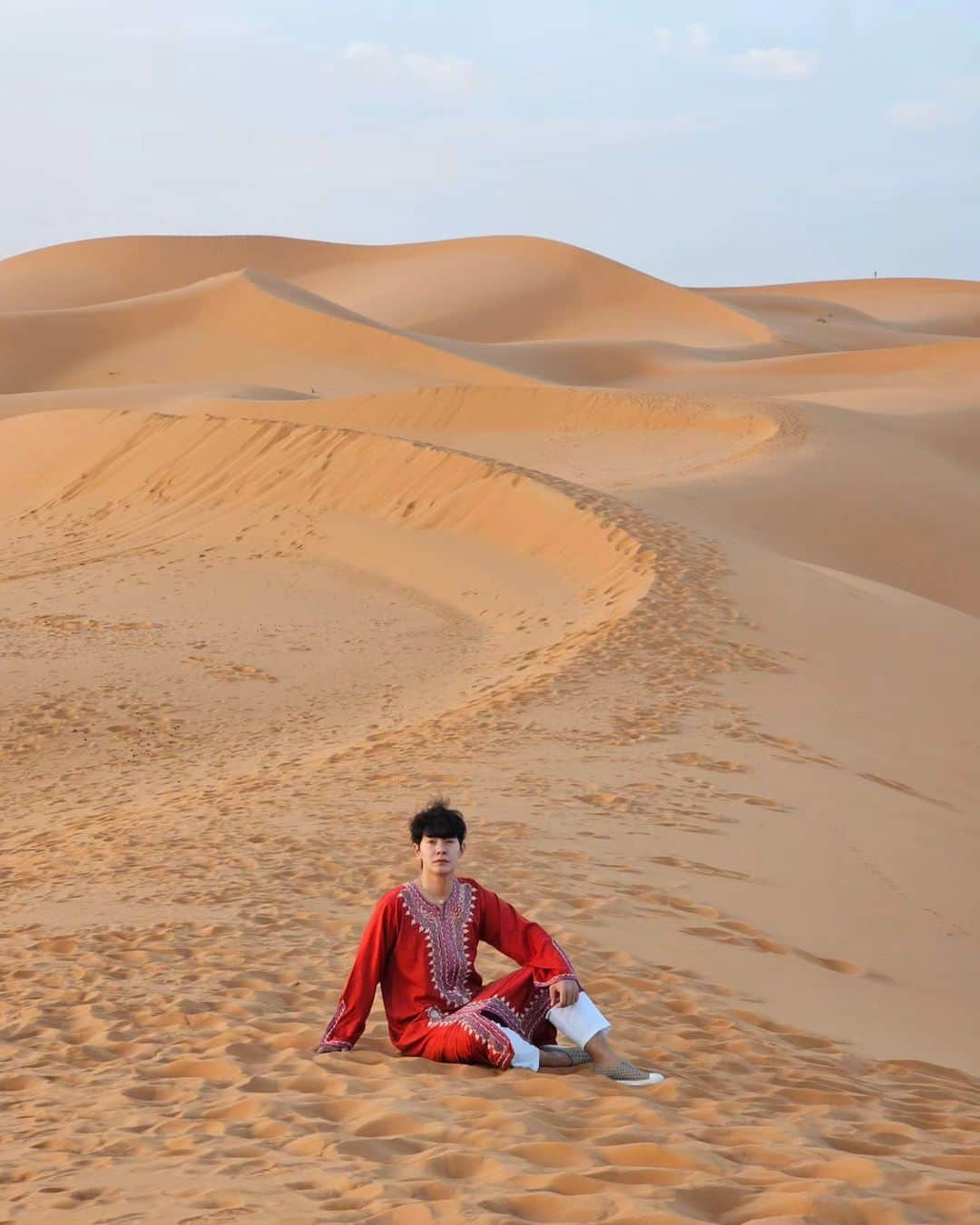 アイス・サランユーさんのインスタグラム写真 - (アイス・サランユーInstagram)「Morning Vibes 🌞 At Sahara Desert ,Morocco🐪 พี่อูฐ🐪ตัวที่ขี่ เดินไปขรี่แตกไป ฉี่รั่วไปตลอดทาง เราบอก Lpcal guide ว่าเปลี่ยนตัวไหม เรากลัวเขารับน้ำหนักเราไม่ไหว ไกด์บอก อูฐ🐪เขาแข็งแรงมาก 100 โล ก็ไหว เขากินเยอะ ขรี้แตกเป็นปกติ !เอาก็เอาหว่ะ! 😅ขอโทษนะพี่อูฐ🐪  #sahara #saharadesert  #morocco #icesarunyu  #icesarunyuinmorocco #icesarunyuaroundtheworld」9月18日 17時24分 - icesarunyu