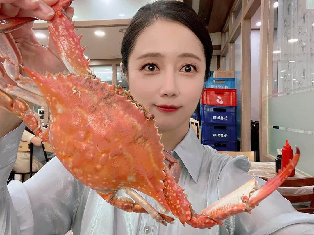 チェ・ソンヒョンさんのインスタグラム写真 - (チェ・ソンヒョンInstagram)「오늘의 #노량진수산시장   뭐 먹고 싶냐고 주관식 문제를 내놓고 답을 듣기 전에 자꾸만  #꽃게 먹을까 OX 퀴즈를 맘에 드는 답이 나올 때까지 시간차를 두고 반복 출제한 남편님🤣  게 껍데기 잘라 속살 꺼내느라 여보가 고생하셨지만 엔딩요정 #게딱지볶음밥 입에 들어가는 순간 여기가 천국😍♥️👍」9月18日 17時24分 - songhyunc
