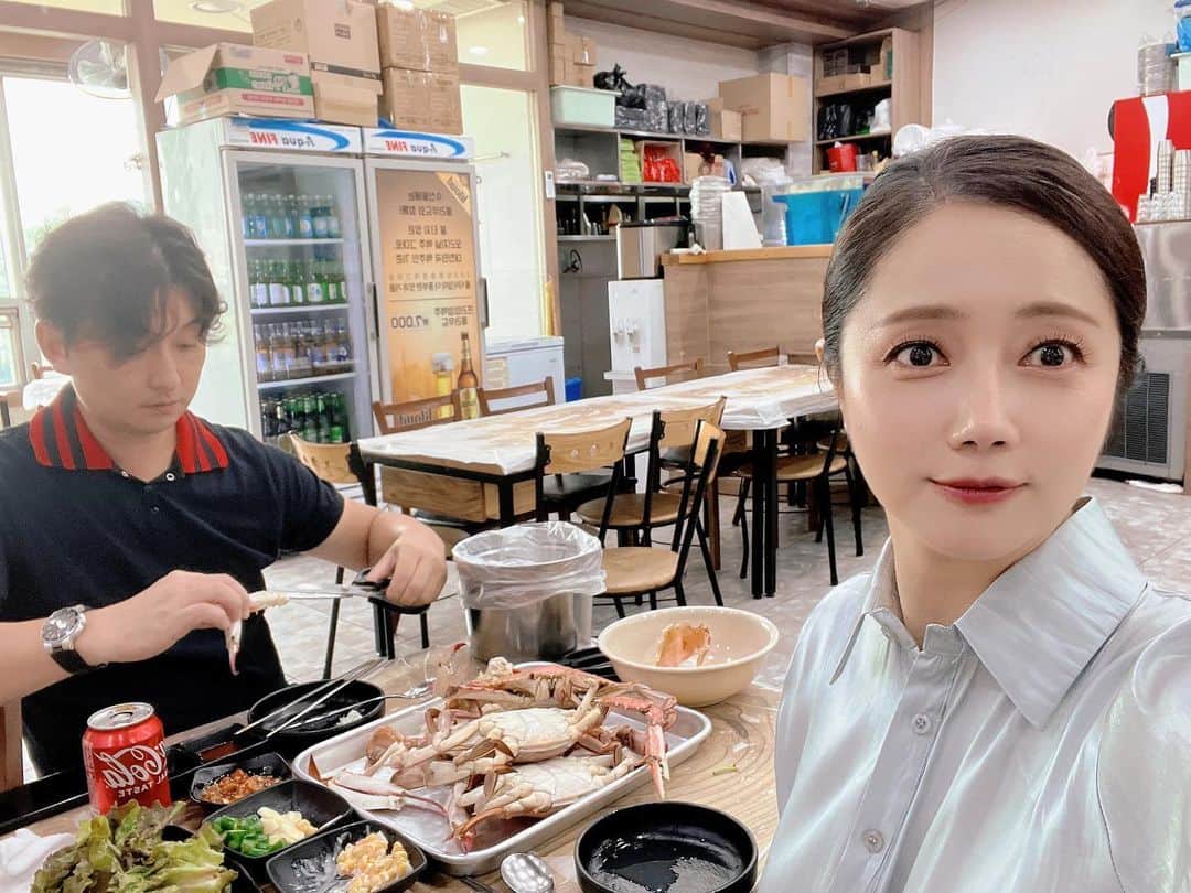 チェ・ソンヒョンさんのインスタグラム写真 - (チェ・ソンヒョンInstagram)「오늘의 #노량진수산시장   뭐 먹고 싶냐고 주관식 문제를 내놓고 답을 듣기 전에 자꾸만  #꽃게 먹을까 OX 퀴즈를 맘에 드는 답이 나올 때까지 시간차를 두고 반복 출제한 남편님🤣  게 껍데기 잘라 속살 꺼내느라 여보가 고생하셨지만 엔딩요정 #게딱지볶음밥 입에 들어가는 순간 여기가 천국😍♥️👍」9月18日 17時24分 - songhyunc
