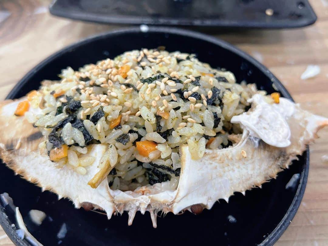 チェ・ソンヒョンさんのインスタグラム写真 - (チェ・ソンヒョンInstagram)「오늘의 #노량진수산시장   뭐 먹고 싶냐고 주관식 문제를 내놓고 답을 듣기 전에 자꾸만  #꽃게 먹을까 OX 퀴즈를 맘에 드는 답이 나올 때까지 시간차를 두고 반복 출제한 남편님🤣  게 껍데기 잘라 속살 꺼내느라 여보가 고생하셨지만 엔딩요정 #게딱지볶음밥 입에 들어가는 순간 여기가 천국😍♥️👍」9月18日 17時24分 - songhyunc