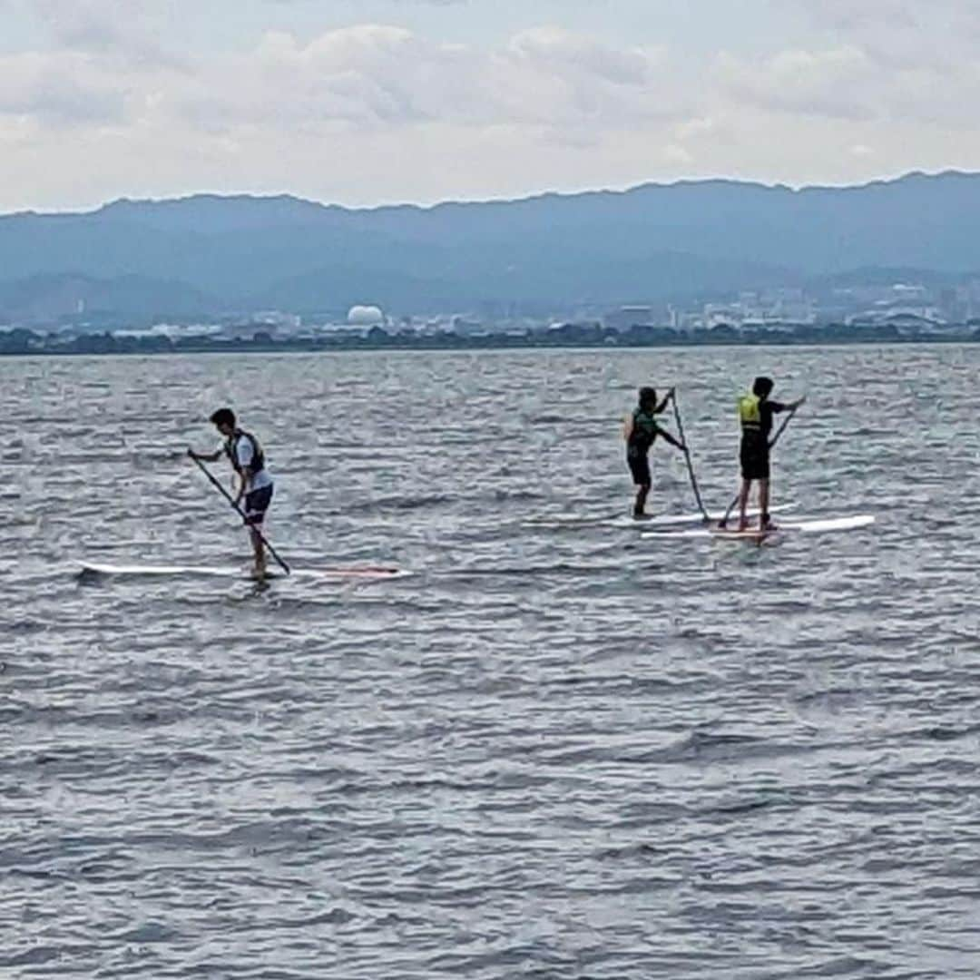 安達雅哉さんのインスタグラム写真 - (安達雅哉Instagram)「琵琶湖で甥っ子とサップやって、 鴨川の納涼床ですき焼き食べて、 京都駅から大文字見て、 今年の帰省は終了でした。 ⁡ そして、この後、新幹線にカバンを 忘れるという大事件を起こしたのでした… ⁡ #京都 #鴨川 #納涼床 #京都タワー #五山送り火 #すき焼き #先斗町 #いづもや #琵琶湖 #サップ #夏の思い出」9月18日 17時27分 - adachimasaya