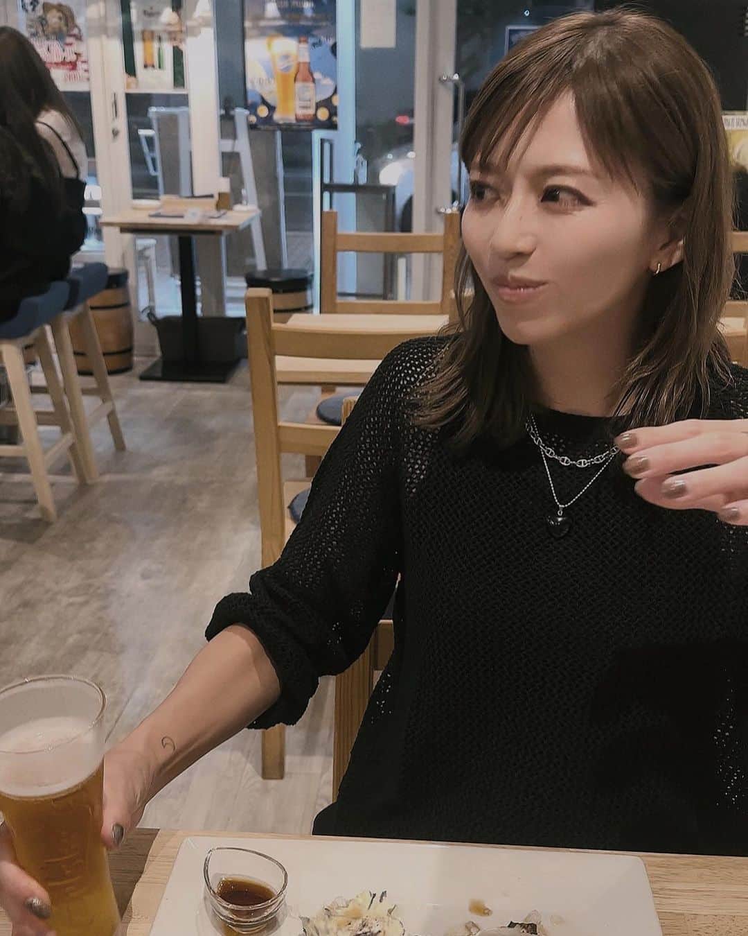 山本明果のインスタグラム：「⠀ ⠀ ⠀ ⠀ 🦪🍋🍺 ⠀ ⠀ ディルが好き 何を撮りたかったんだろう5枚目 ⠀ ⠀ オニキスハートネックレスは重ね付けがオススメ♥︎」