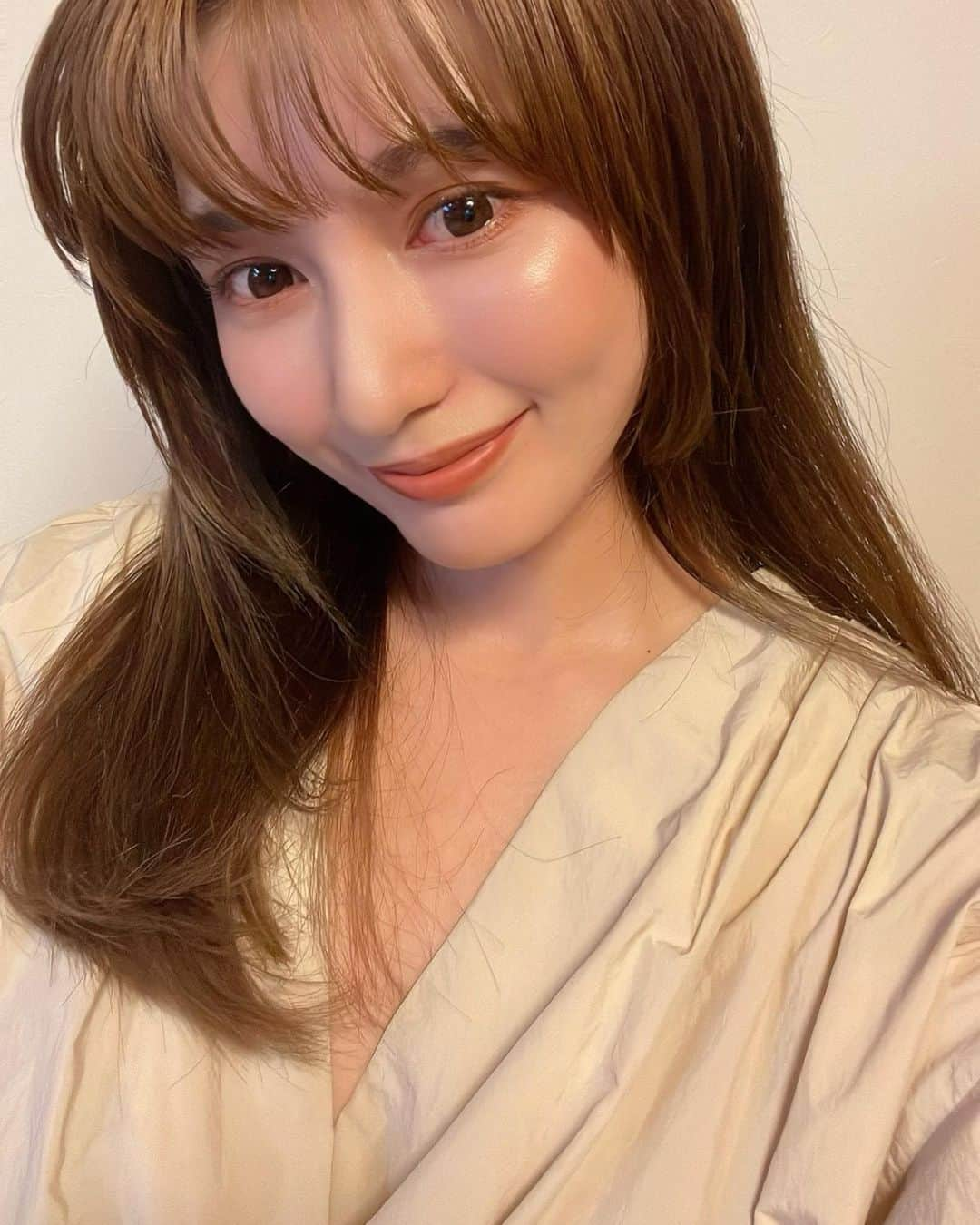 七原月乃さんのインスタグラム写真 - (七原月乃Instagram)「全然暑いけど 気分はもう秋ということで メイクの色味を変えてみた🍂  シャドウとリップの色味を最大限引き立たせたくて マツエクとアイラインついでにやめてみた  足し算祭りのメイクそろそろ卒業しようと思います🦚  @yeau_official」9月18日 17時28分 - tsukino_78