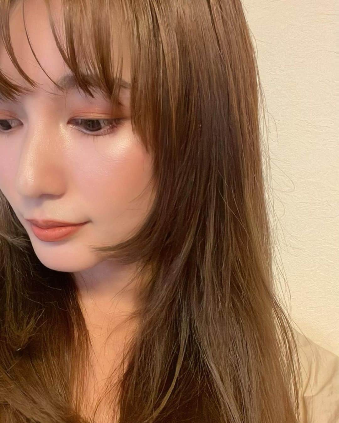 七原月乃のインスタグラム：「全然暑いけど 気分はもう秋ということで メイクの色味を変えてみた🍂  シャドウとリップの色味を最大限引き立たせたくて マツエクとアイラインついでにやめてみた  足し算祭りのメイクそろそろ卒業しようと思います🦚  @yeau_official」