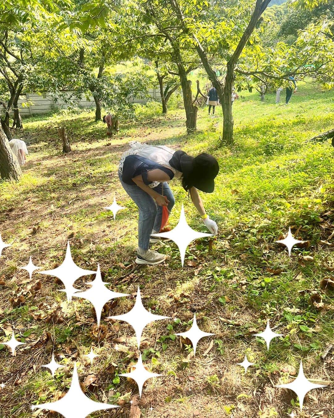 のインスタグラム：「埼玉県飯能市まで友達親娘とお出かけしてきました😀  さて、クイズです！ 何を必死に拾っているでしょう？🤭  #埼玉県飯能市 #秋のお出かけ #まだ暑いけど🥵」