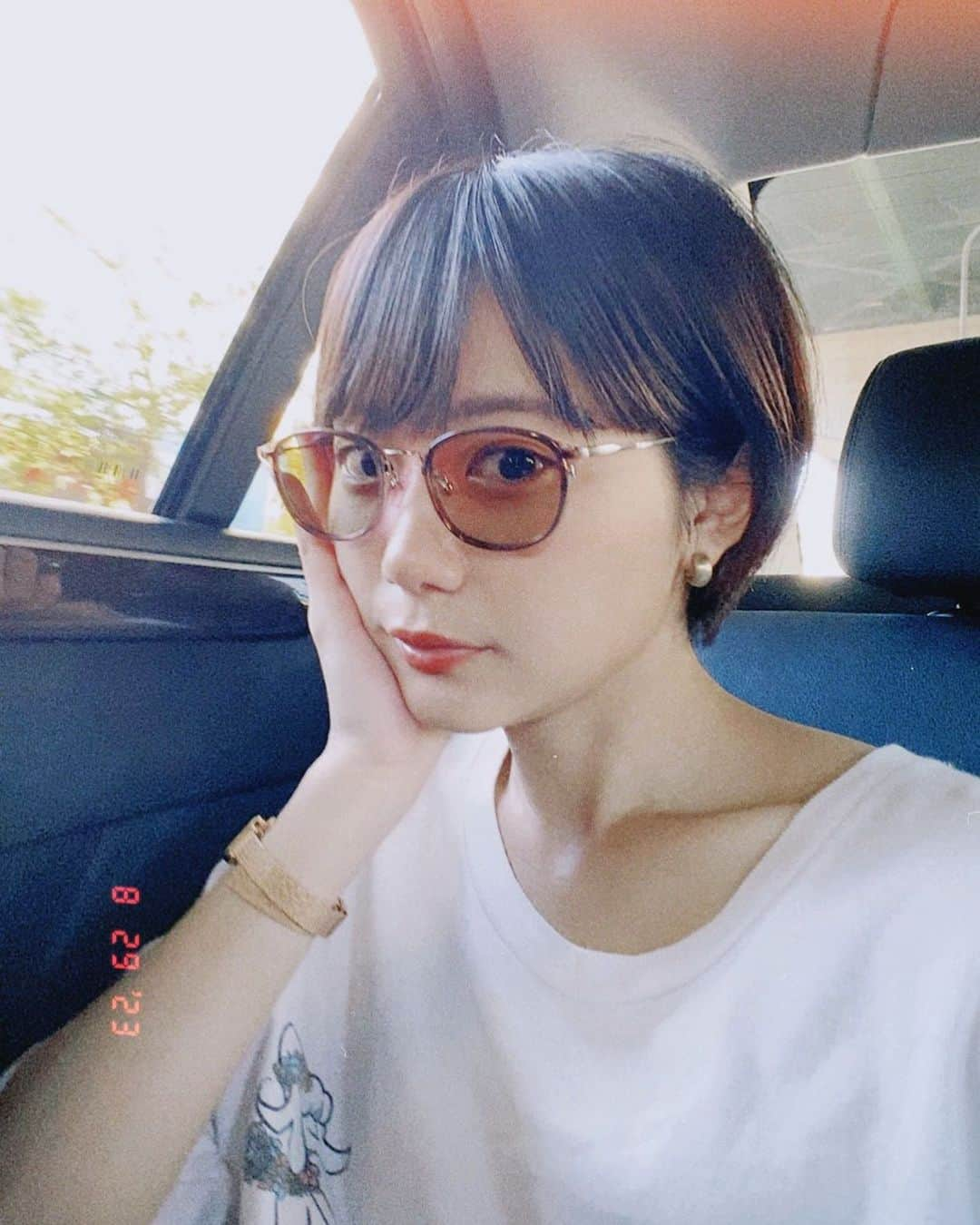 くっきーのインスタグラム：「. 今年の夏は サングラスにたくさんお世話になりました🕶️  ____________________  #ショートヘア #ショートヘアセット #ショートヘアアレンジ #ショートヘアカタログ #耳上ショート #ショートカット #暗髪ショート #サングラス #サングラスコーデ」