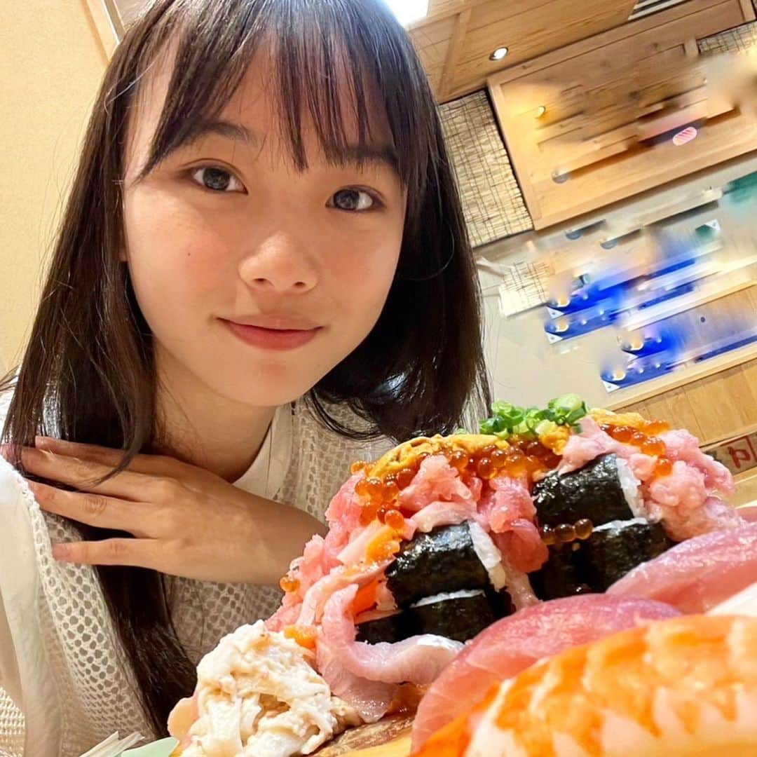 松本麗世のインスタグラム：「♡ 私の元気の源🫶🏻 ♡ 昨日は、仮面ライダーガッチャー3話と新世界メタバースtvをご覧頂きありがとうございました！ ♡ ♡ 初のテレビ生放送だったのでちょっぴり緊張しました！笑 ♡ #松本麗世#matsumotoreiyo#仮面ライダー#お寿司#JK#東京#お寿司#幸せな時間#エビ #仮面ライダーガッチャード #敬老の日」