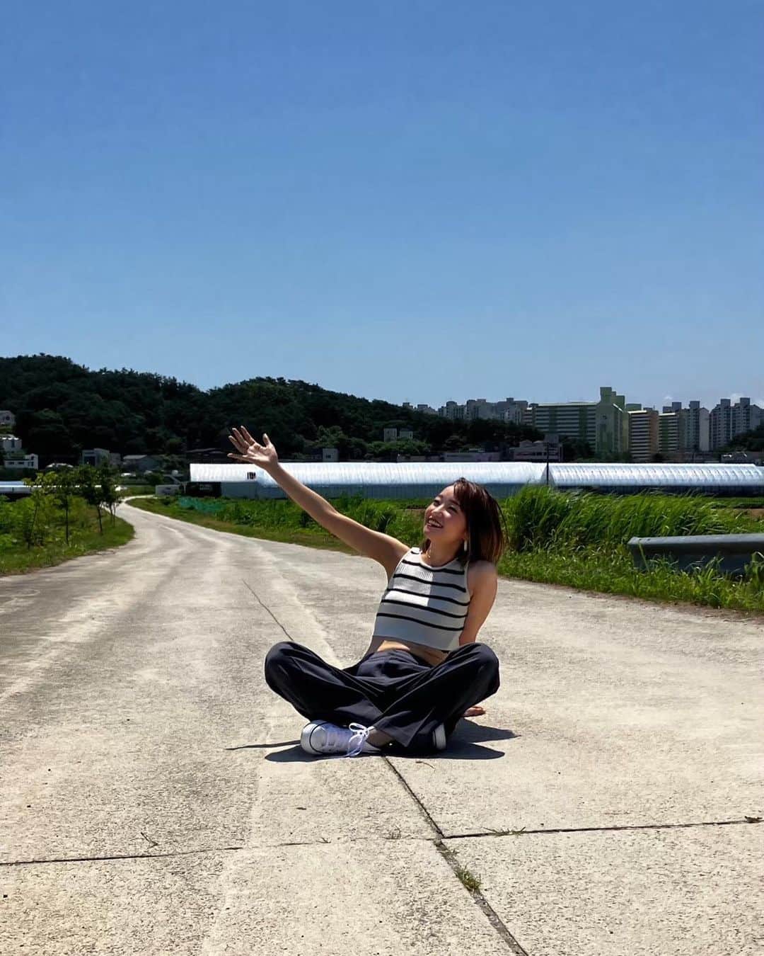 大橋彩香のインスタグラム：「オフショット📸  #あやからしさ全開   いい天気〜☀️  大橋彩香1st写真集「らしさ」発売中です！  発売を記念してお渡し会が開催されます✨ 10月1日(日)に開催される大阪の抽選申し込みが9月21日(木)23:59までとなっております。(スタッフ)  #大橋彩香」