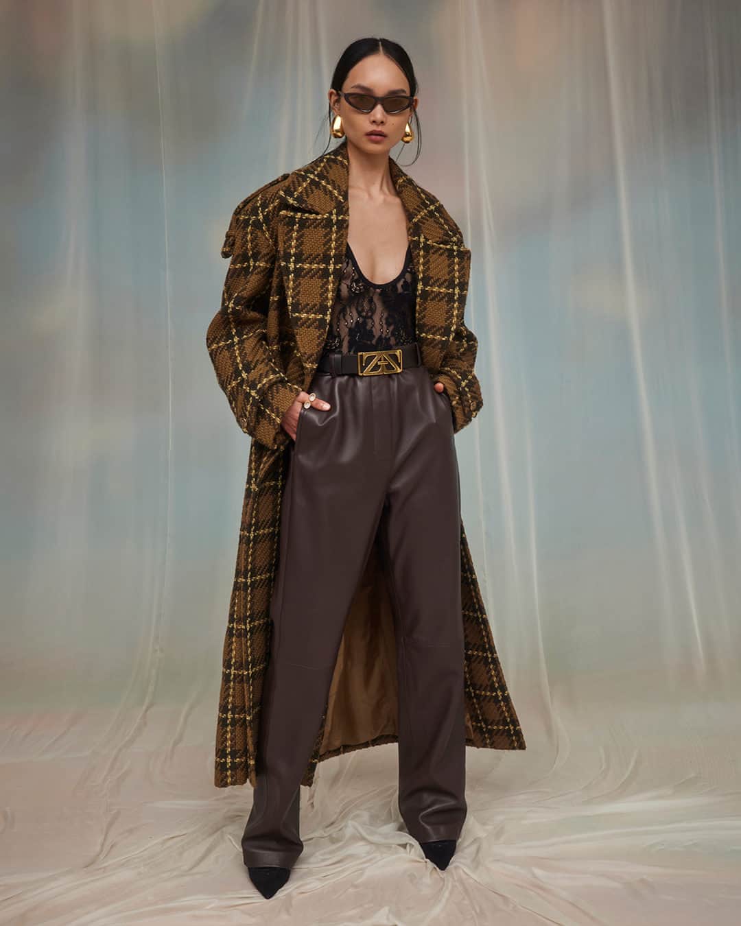 のインスタグラム：「Fall RTW: The Luminosity Wool Coat styled with the Luminosity Scoop Neck Bodysuit and Leather Pant. Shop the look and discover new season arrivals in stores and online. #Luminosity #ZimFall23 #zimmermann」