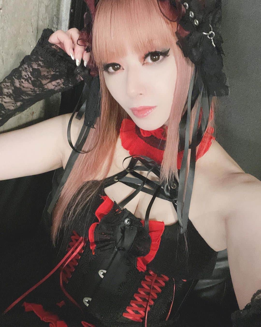 田中理恵のインスタグラム：「Uz:MEのMV撮影してきました‼️ カッコいいMVになりますように☺️ ヘッドバンギングしました笑 MVで使われるといいな🤘✨  楽しみに待っててくださいね🧛‍♀️❤️‍🔥 （ヘアメイクはルイーズさん担当です）」