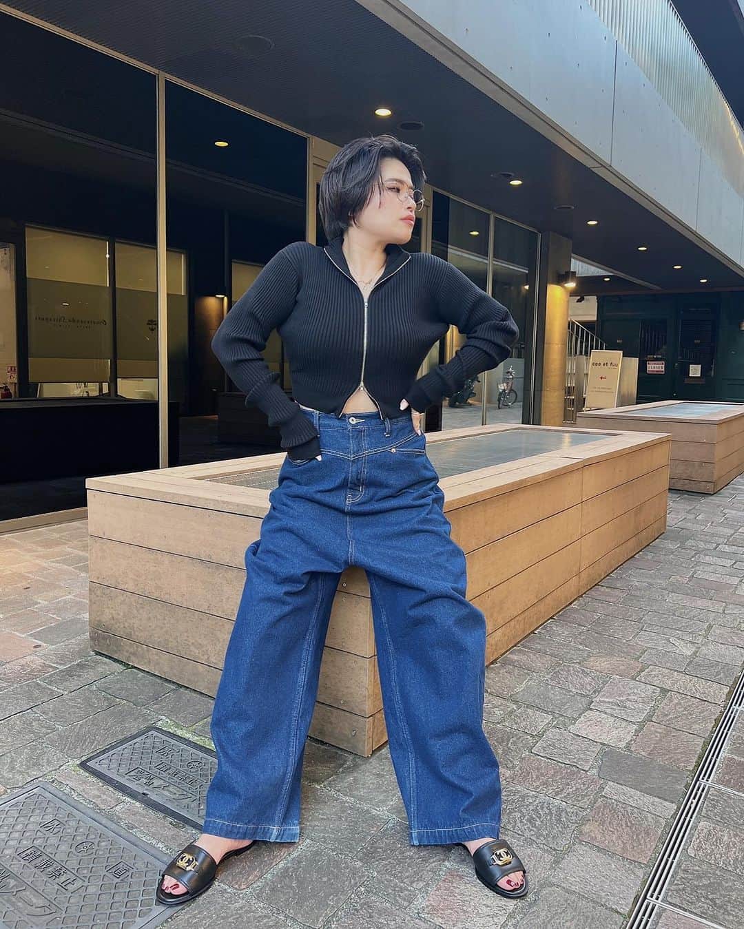 金子若菜のインスタグラム：「⠀ 汗を消すという初めての作業をしたよ😇 (2枚目) めちゃくちゃ汗かいてた、この写真笑  ⠀ 今週はどうやら少し涼しくなるんだってぇぇ ダブルジップは20日発売だにょ。 #WONEM   SSでめちゃくちゃ人気だったらダブルジップを AW版ですこし形も変えた！  腕の長さは相も変わらず、 長めにしてるから たまる感じが可愛いのだ🖤  最近WONEMの投稿ばかりで、 なんてつまらないんだ、俺のインスタ！ 明日は違うの載せる！」