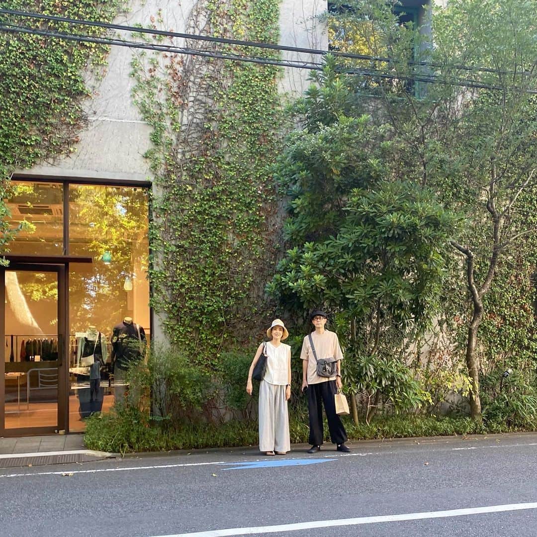 浜島直子のインスタグラム：「休日備忘録。  家族で清澄白河の探索へ。  ババグーリ清澄本店の見事なツタはいつ訪れてもうっとり。 お見事✨  そして深川図書館の中のステンドグラスも素敵でした。 (写真は無いのでその代わりに公園を走り回る息子を😂) ・ #1枚目の写真は息子撮影 #ふざけて何百枚も撮るから #夫婦でイラついてるところ🤣 #清澄白河 #ババグーリ  #ババグーリ本店  #深川図書館」