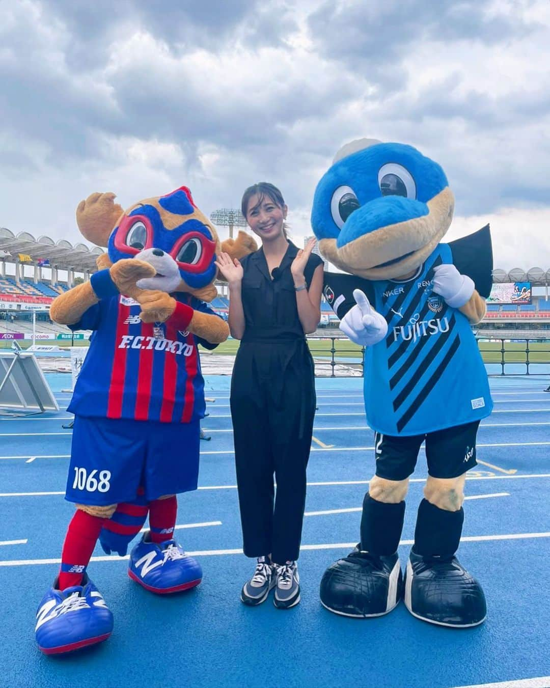 近藤夏子さんのインスタグラム写真 - (近藤夏子Instagram)「.   #多摩川クラシコ の取材へ⚽️ 　 ふろん太&ドロンパに会えました✨ S☆1ポーズをしてくれました！ ありがとうございます🩵 　  Ｊリーグもプロ野球もシーズンの終わりが見えて来ましたね！  最近は常にいろんなスポーツが行われているので、毎日観戦できて楽しくて仕方ない😆 　 　 テレビで試合を観ながら、違う競技をスマホで観て 幸せな忙しい時間を過ごしてます😙 　 . #ふろん太 #東京ドロンパ #川崎フロンターレ #FC東京 #等々力競技場」9月18日 17時42分 - kondokako0804