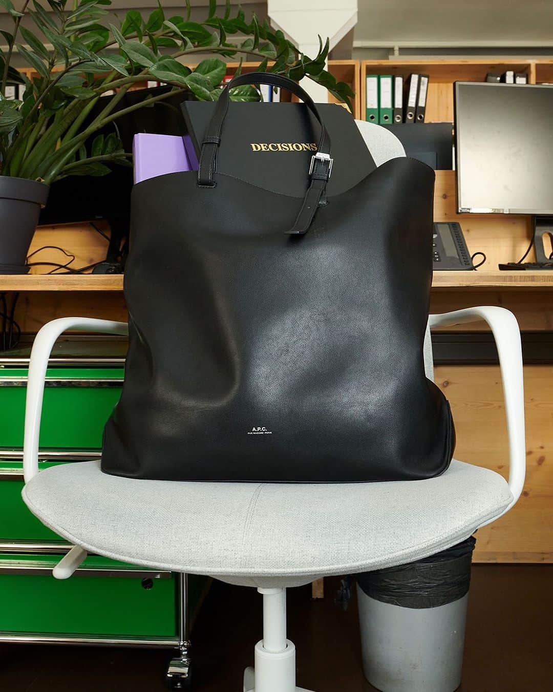 アーペーセーのインスタグラム：「The Nino tote, ideal for carrying the essentials of private and professional life, has been completely redesigned.   Available in two sizes and three colors, the line is made from recycled faux leather, obtained mainly from plastic bottles.  #APCParis」