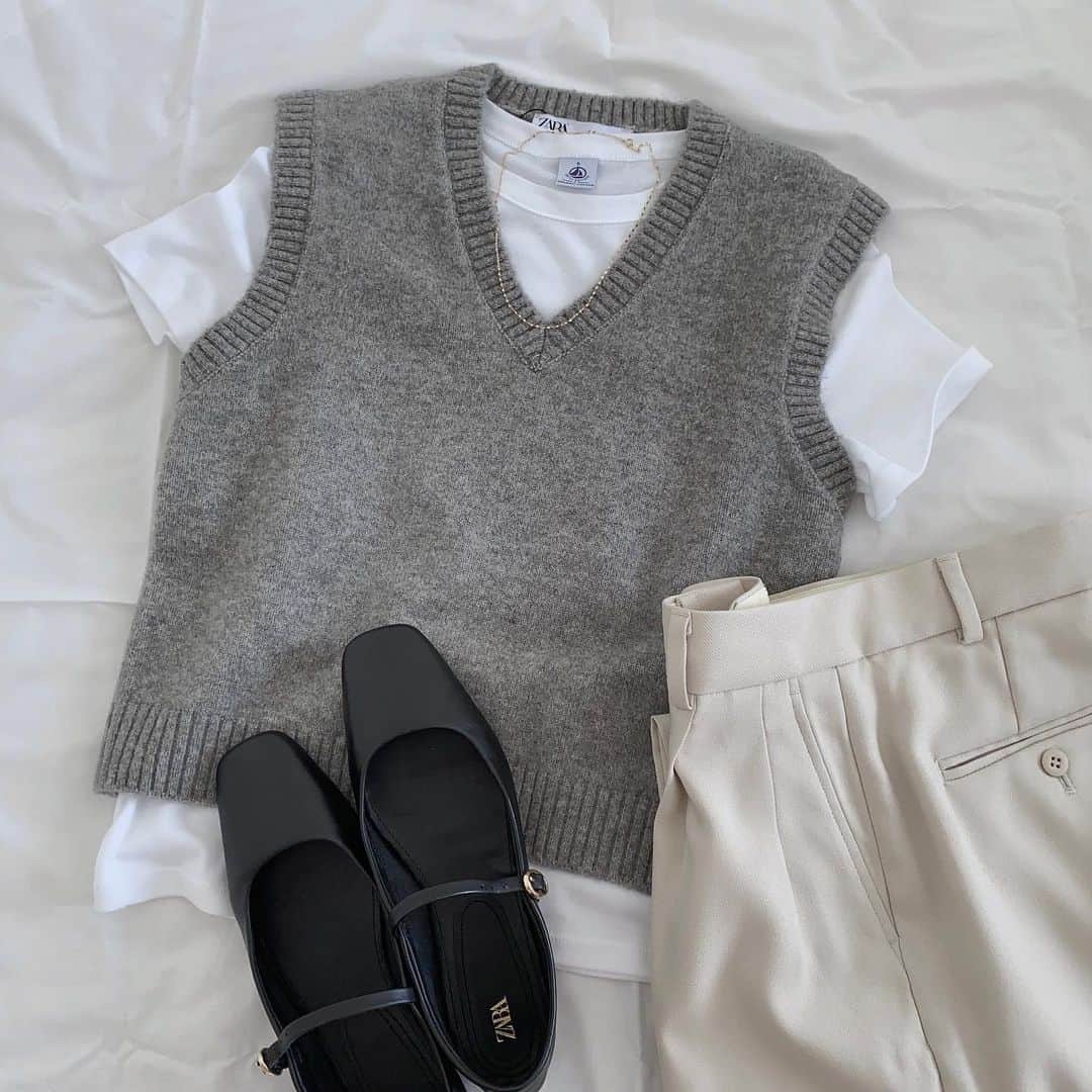 eri.khtnさんのインスタグラム写真 - (eri.khtnInstagram)「・ ザラで見つけた可愛いニットベスト✨ 半袖Tにベスト、この組み合わせ好き☺︎ でもまだ暑いから着れないな。  デニム、白、黒、グレーパンツなんでも合うね♡  T-shirt #petitbateau  knit vest #zara  jeans #gu  shoes #zara   #outfit#シンプルコーデ#カジュアルコーデ#ニットベスト #zaraコーデ#zara購入品」9月18日 17時41分 - eri.khtn