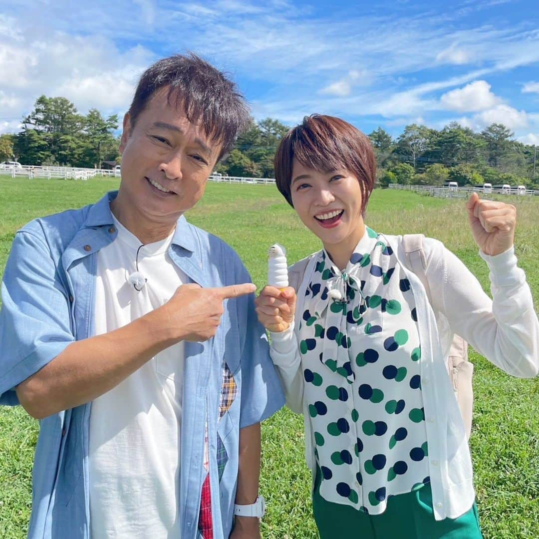 村井美樹のインスタグラム：「明後日9月20日(水)テレビ東京系 18:25～21:00   #水バラ #バスvs鉄道 乗り継ぎ対決旅 17 山梨・清里～静岡・修善寺 の放送があります🚌🔥🚃  🚍️バスチーム #太川陽介 さん #草薙航基 さん #たけうちほのか さん 🆚 🚞鉄道チーム #村井美樹 #岡野陽一 さん #ハシヤスメアツコ さん  何とロケ日に台風が直撃…😱⁉️💨 鉄道チームのハシヤスメちゃんの体力&岡野さんの頑張り、果たしてチームワークの良さで乗り切れるでしょうか？  テレビ東京 他 北海道TVh 愛知TVA 岐阜GBS 滋賀BBC 大阪TVO 奈良TVN 和歌山WTV 岡山香川TSC 福岡TVQ  #TVer のリアルタイム配信や見逃し配信もあります！  ぜひご覧ください☺️✨  #旅こけし は清里スタートにちなんで、#田山和泉工人 @tayamaizumi  のソフトクリームこけし🍦  衣装のピンクのドットブラウスは @marella_japan」