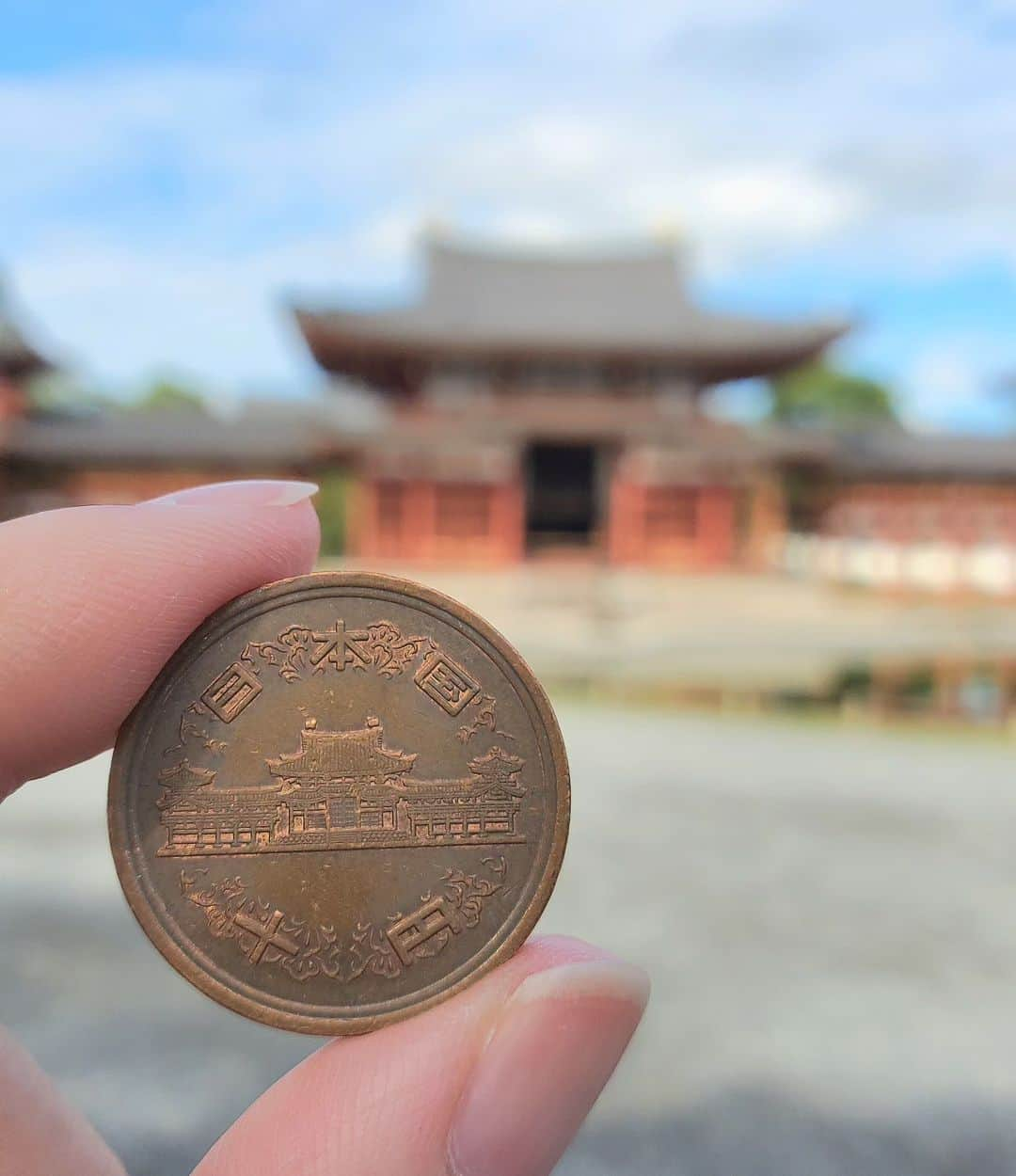 小谷津友里さんのインスタグラム写真 - (小谷津友里Instagram)「📍京都/平等院鳳凰堂  急遽ひとりで行くことになった京都🚶  京都旅の中でも特に印象に残ってる場所の一つは 平等院鳳凰堂😊 10円玉の絵柄になってることでも有名だね！  鳳凰堂の内部も 参加受付すると見学できた💡 平安時代を代表する現存唯一の仏像、そして壁扉画などを間近で見られたよ！  博物館では、その壁扉画の彩度を再現した展示があって 実物と再現の両方を見て比べると 面白かった✨　  世界遺産検定1級の認定証を見せると 記念品のポストカードがもらえたよ～😚  1級は試験範囲広くて合格率20% 試験前は1日12時間くらい 追い込んで勉強して合格したんだけど (オタクです笑) このおかげで 行きたい場所が沢山できた！  京都は世界遺産構成資産が17箇所もあってせっかくなら行きたい場所を余すことなく巡りたい！と思ったら 朝から分刻みのスケジュールでアクティブな3日間になりました🤣🤍 それでも全部は行けなかったので また今度ゆっくり🕒️  最後の写真と動画は 平等院鳳凰堂へ向かう途中の 宇治川の景色！美しかったな～ 朝なので人が誰もいなくて静か☁️ いいお散歩になりました🥰  #平等院鳳凰堂 #京都 #京都観光 #kyoto #京都旅行 #ひとり旅 #宇治 #宇治川  #世界遺産検定 #世界遺産 #世界遺産検定1級」9月18日 17時51分 - yurikoyatsu