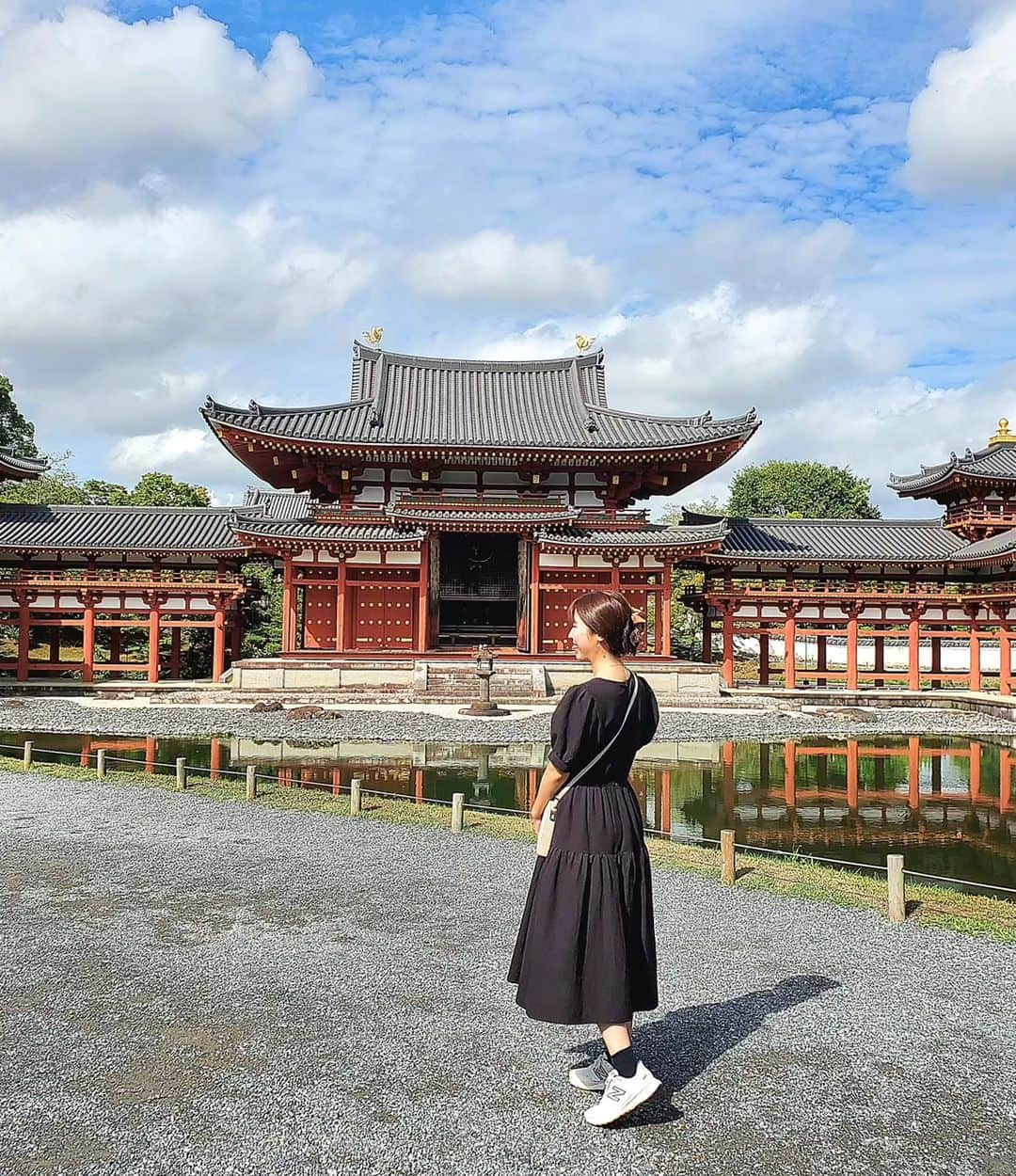 小谷津友里のインスタグラム：「📍京都/平等院鳳凰堂  急遽ひとりで行くことになった京都🚶  京都旅の中でも特に印象に残ってる場所の一つは 平等院鳳凰堂😊 10円玉の絵柄になってることでも有名だね！  鳳凰堂の内部も 参加受付すると見学できた💡 平安時代を代表する現存唯一の仏像、そして壁扉画などを間近で見られたよ！  博物館では、その壁扉画の彩度を再現した展示があって 実物と再現の両方を見て比べると 面白かった✨　  世界遺産検定1級の認定証を見せると 記念品のポストカードがもらえたよ～😚  1級は試験範囲広くて合格率20% 試験前は1日12時間くらい 追い込んで勉強して合格したんだけど (オタクです笑) このおかげで 行きたい場所が沢山できた！  京都は世界遺産構成資産が17箇所もあってせっかくなら行きたい場所を余すことなく巡りたい！と思ったら 朝から分刻みのスケジュールでアクティブな3日間になりました🤣🤍 それでも全部は行けなかったので また今度ゆっくり🕒️  最後の写真と動画は 平等院鳳凰堂へ向かう途中の 宇治川の景色！美しかったな～ 朝なので人が誰もいなくて静か☁️ いいお散歩になりました🥰  #平等院鳳凰堂 #京都 #京都観光 #kyoto #京都旅行 #ひとり旅 #宇治 #宇治川  #世界遺産検定 #世界遺産 #世界遺産検定1級」